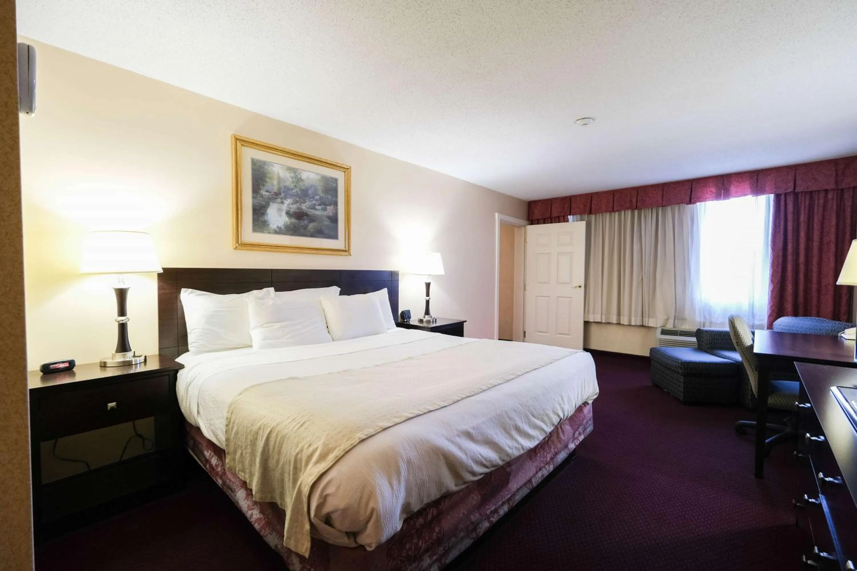 Photo of the whole room, Bed in Fireside Inn & Suites Portland