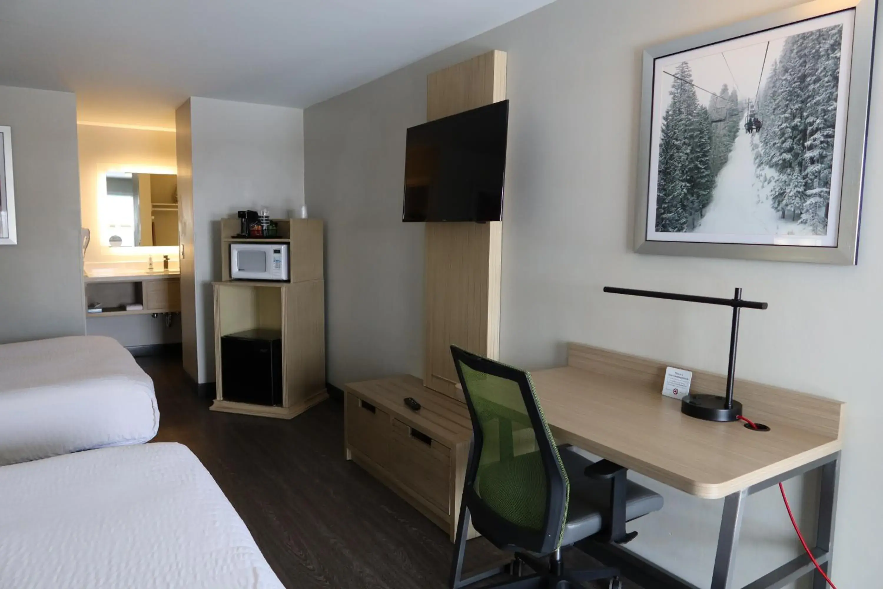 TV and multimedia, Bed in GreenTree Inn Flagstaff TV and multimedia, Bed in GreenTree Inn Flagstaff