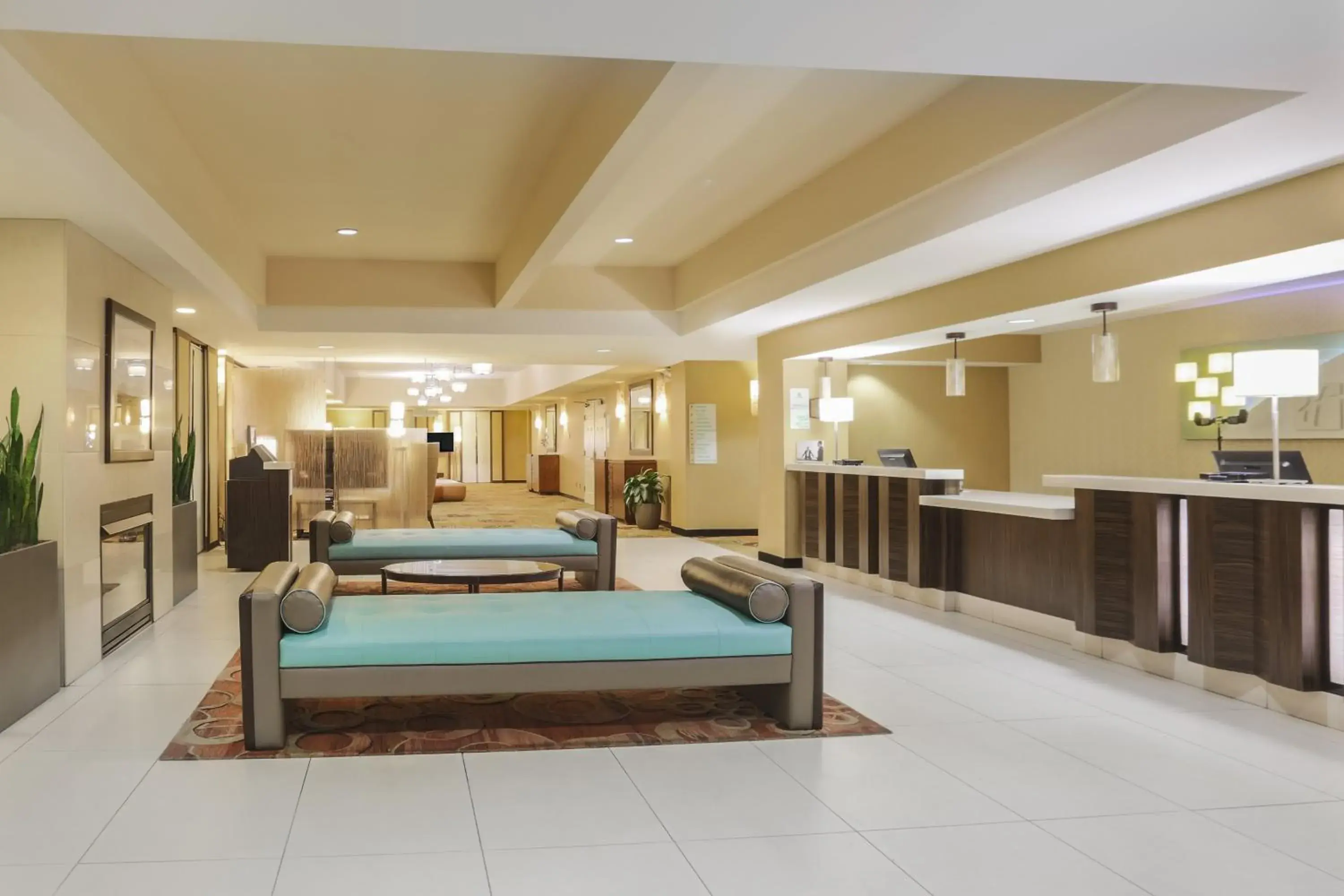 Property building, Bed in Holiday Inn Dublin - Pleasanton by IHG Property building, Bed in Holiday Inn Dublin - Pleasanton by IHG