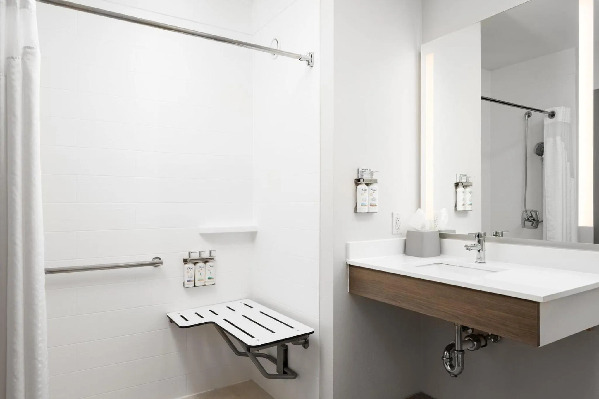 Photo of the whole room in Holiday Inn Express Hotel & Suites Newport South by IHG