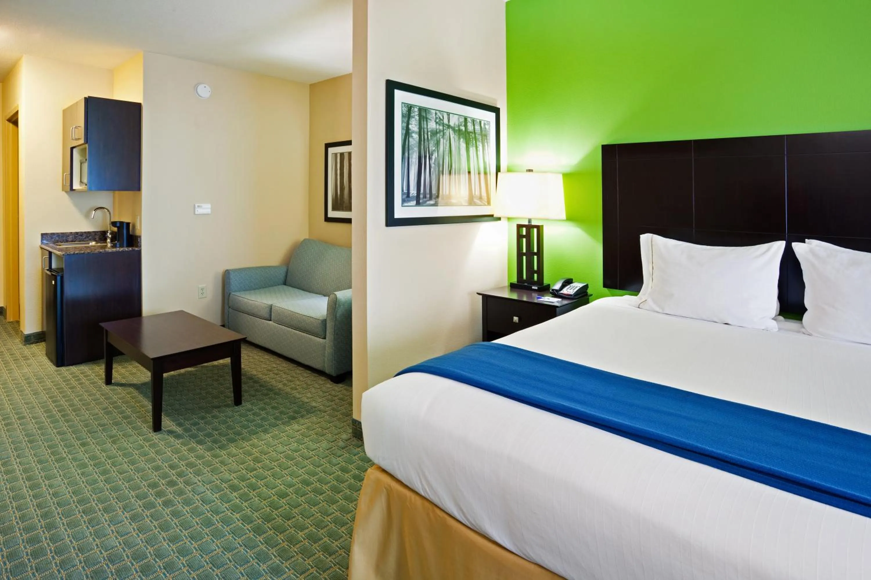 Photo of the whole room, Bed in Holiday Inn Express Hotel & Suites Newport South by IHG