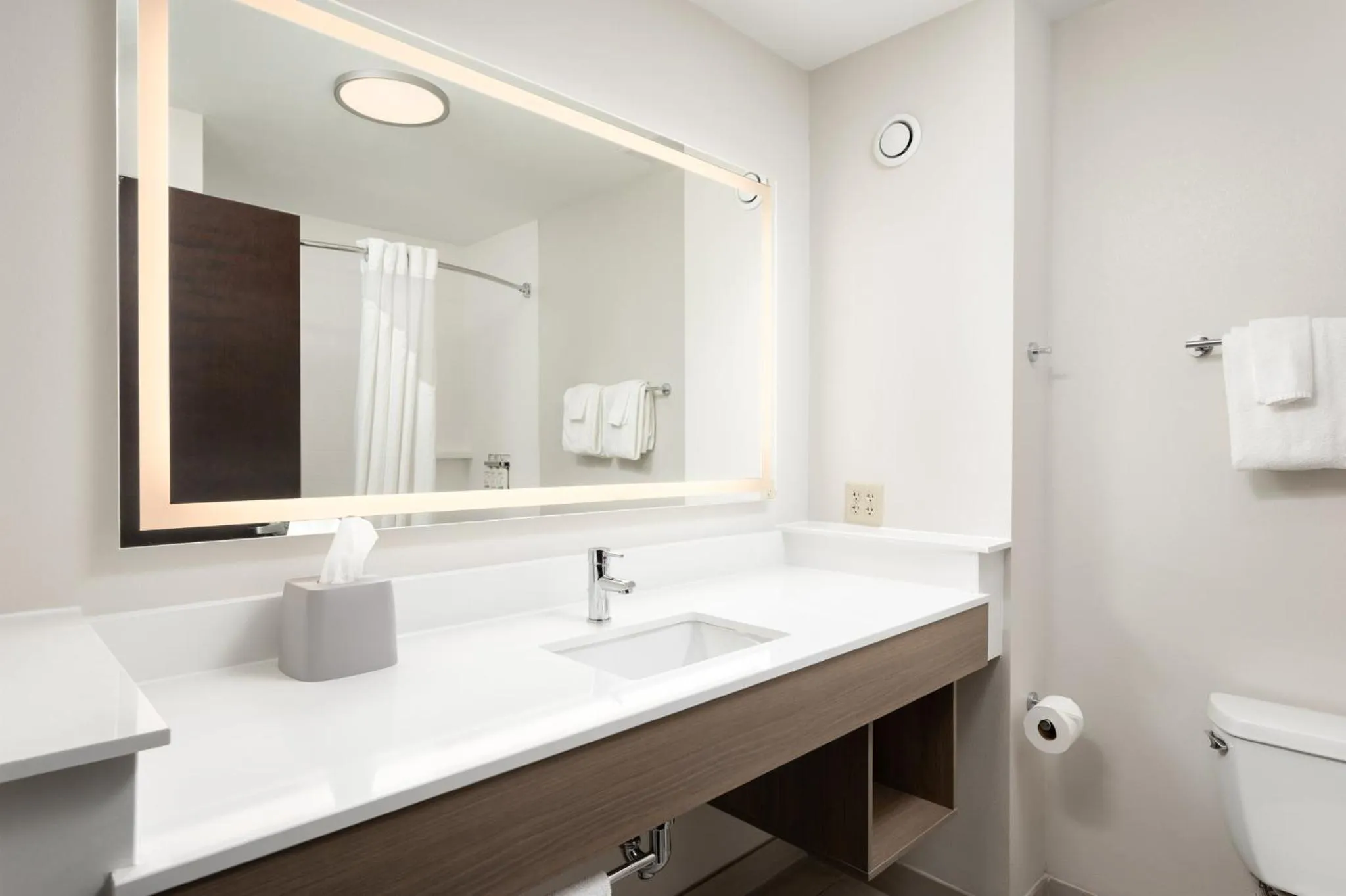 Photo of the whole room in Holiday Inn Express Hotel & Suites Newport South by IHG