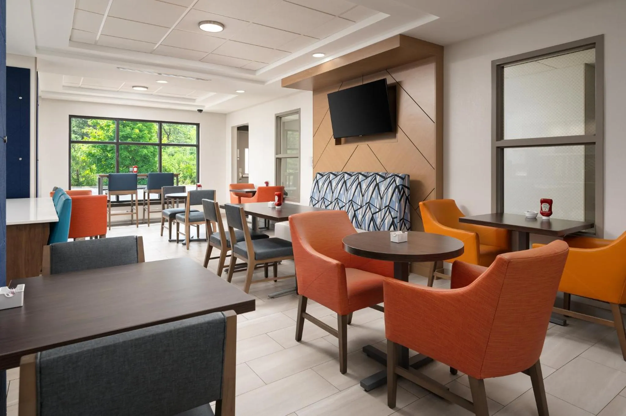 Breakfast in Holiday Inn Express Hotel & Suites Newport South by IHG