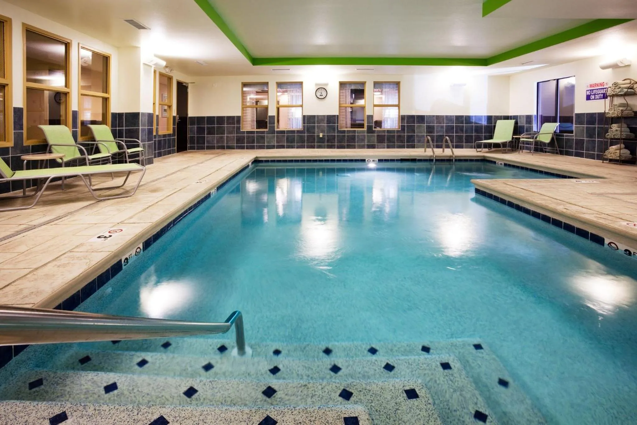 Swimming pool in Holiday Inn Express Hotel & Suites Newport South by IHG