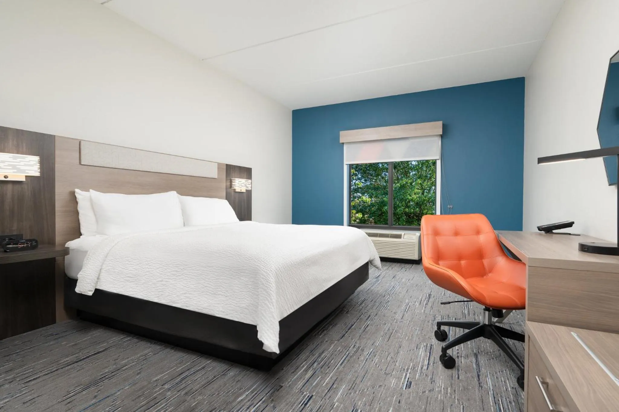 Photo of the whole room, Bed in Holiday Inn Express Hotel & Suites Newport South by IHG
