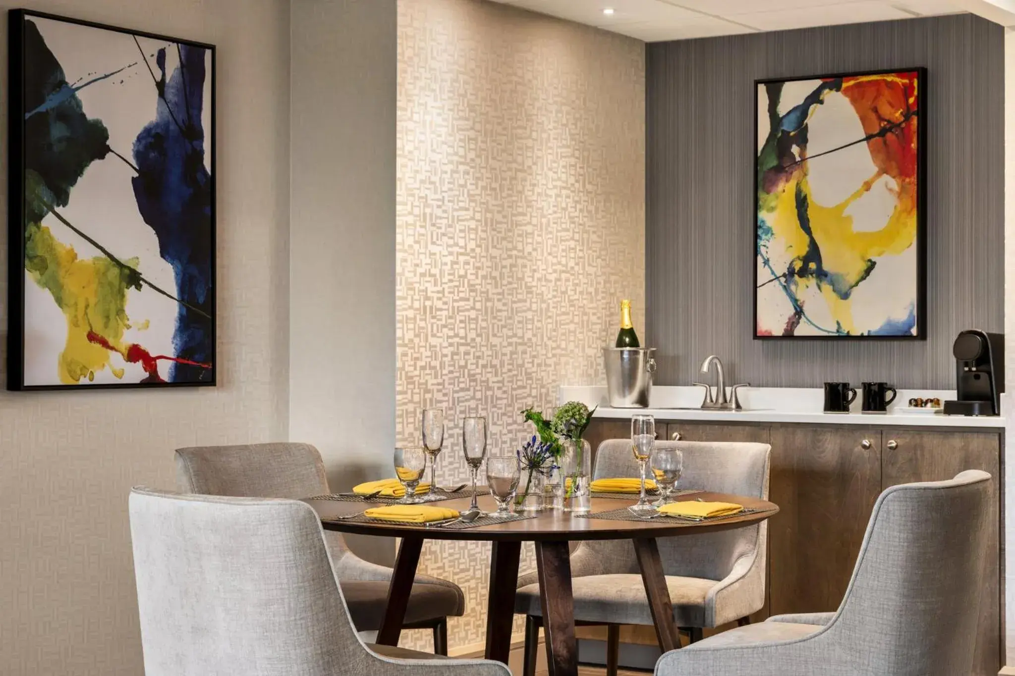 Photo of the whole room in Crowne Plaza Edison by IHG Photo of the whole room in Crowne Plaza Edison by IHG