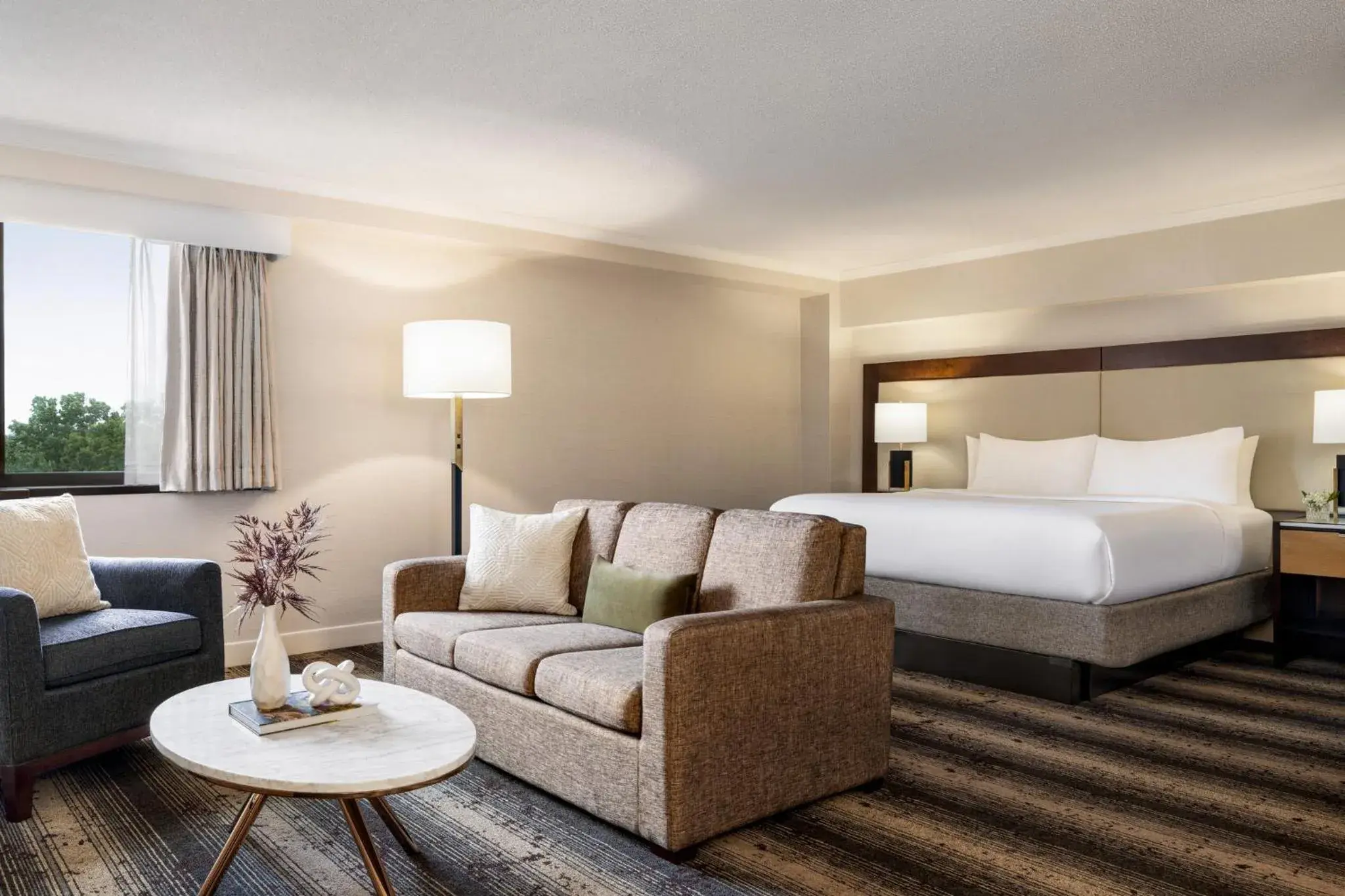 Photo of the whole room, Bed in Crowne Plaza Edison by IHG Photo of the whole room, Bed in Crowne Plaza Edison by IHG