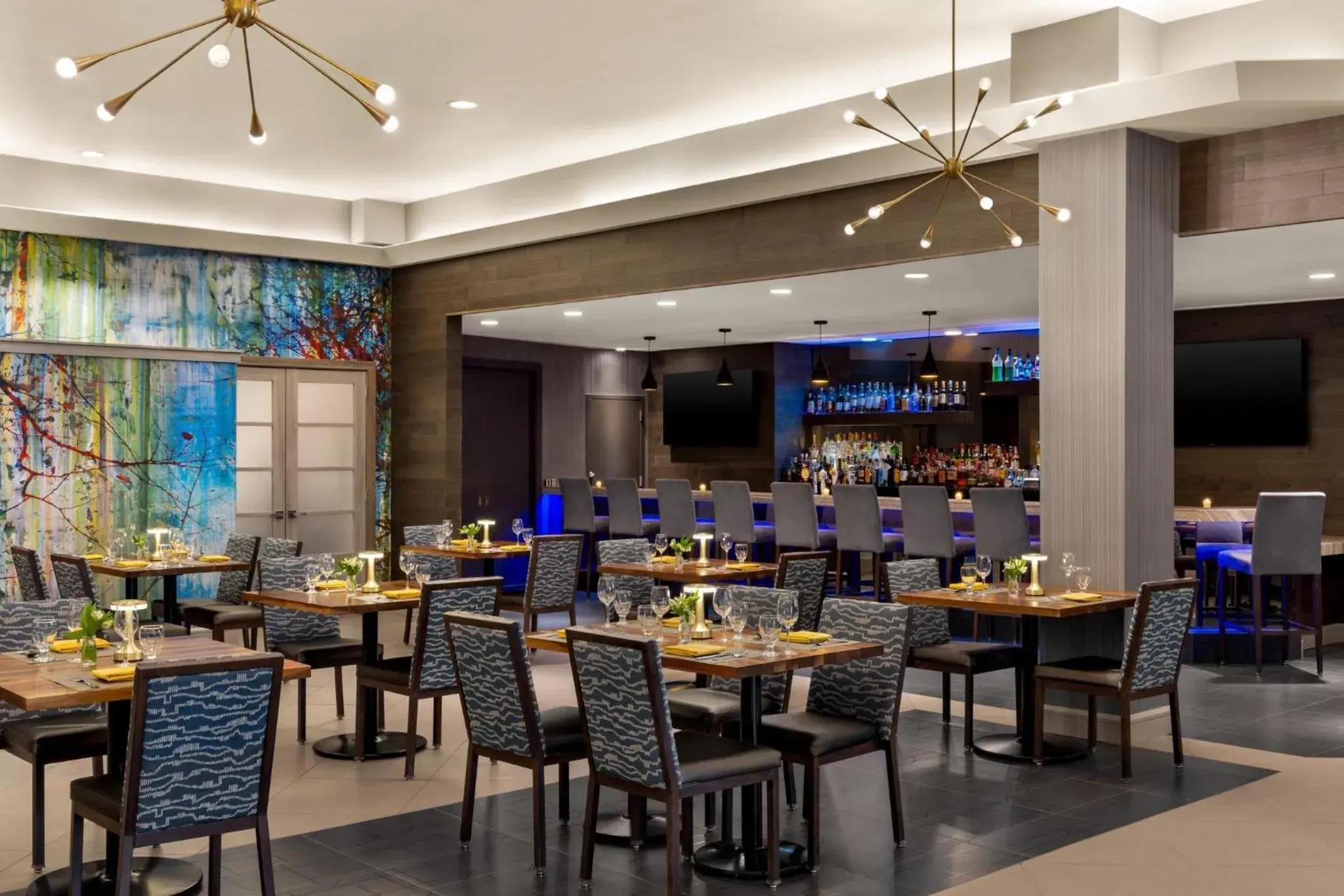 Lounge or bar in Crowne Plaza Edison by IHG Lounge or bar in Crowne Plaza Edison by IHG