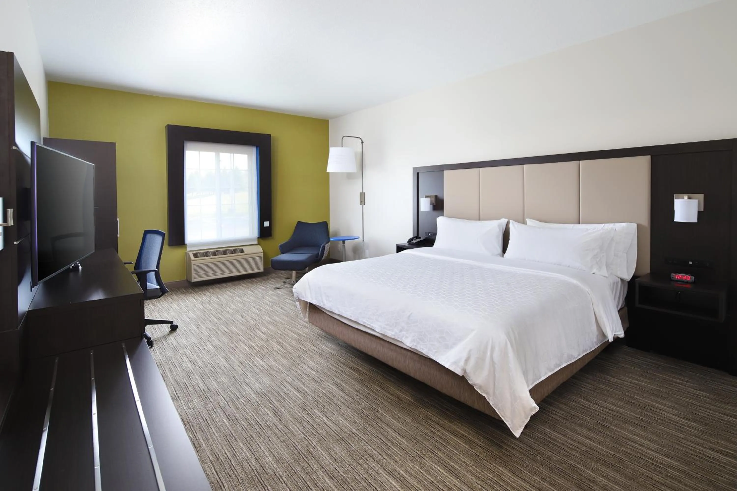 Bed in Holiday Inn Express Grand Rapids Southwest by IHG