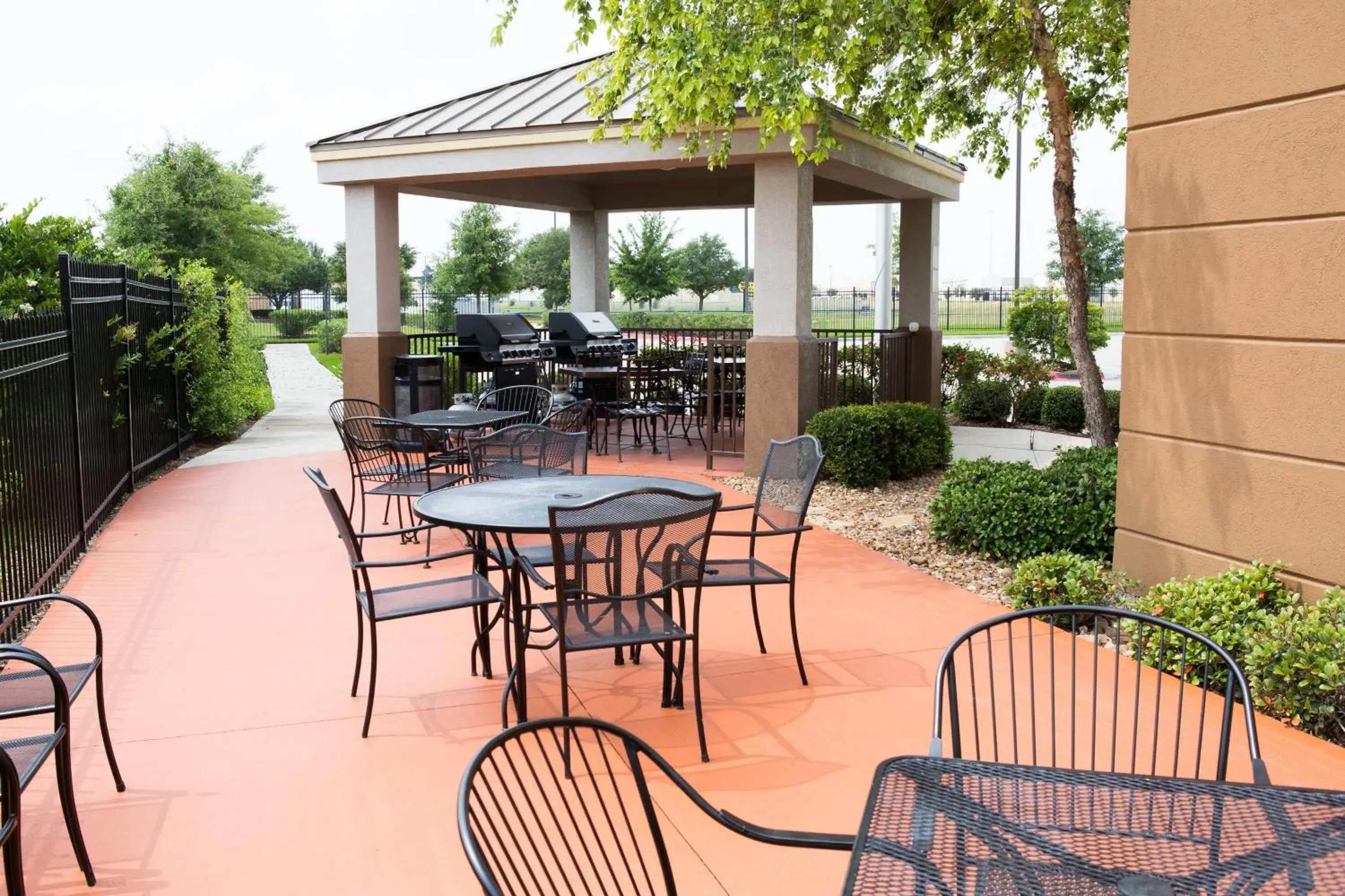 Patio, Restaurant/Places to Eat in Extended Stay America Suites - Houston - Katy - I-10