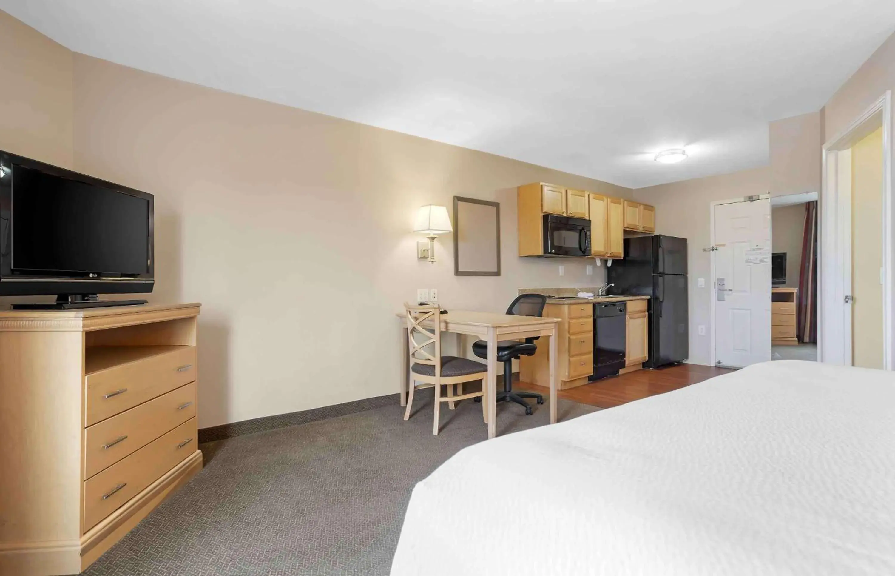 Bedroom, TV/Entertainment Center in Extended Stay America Suites - Houston - Katy - I-10