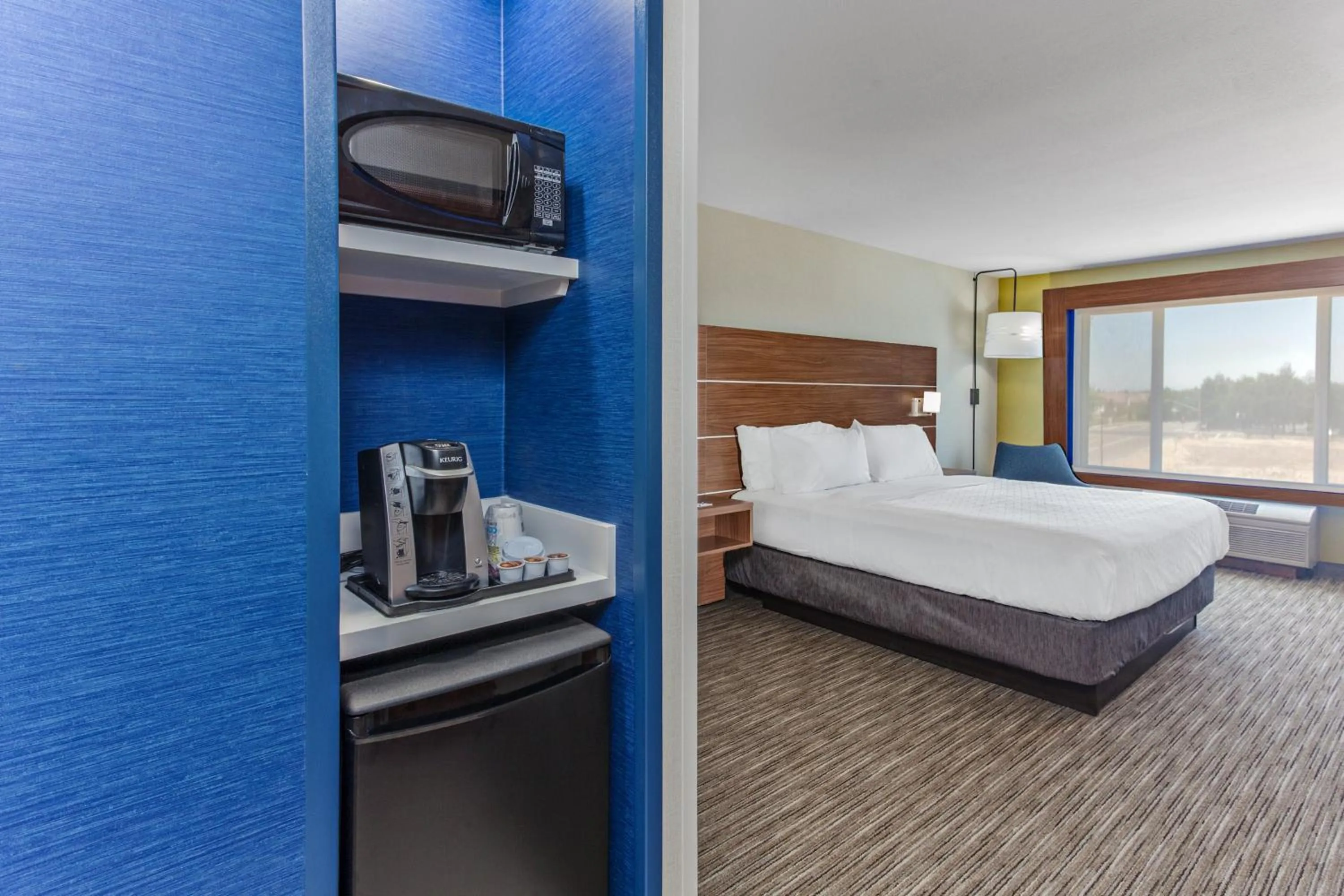 Photo of the whole room, Bed in Holiday Inn Express Elk Grove West I-5 by IHG