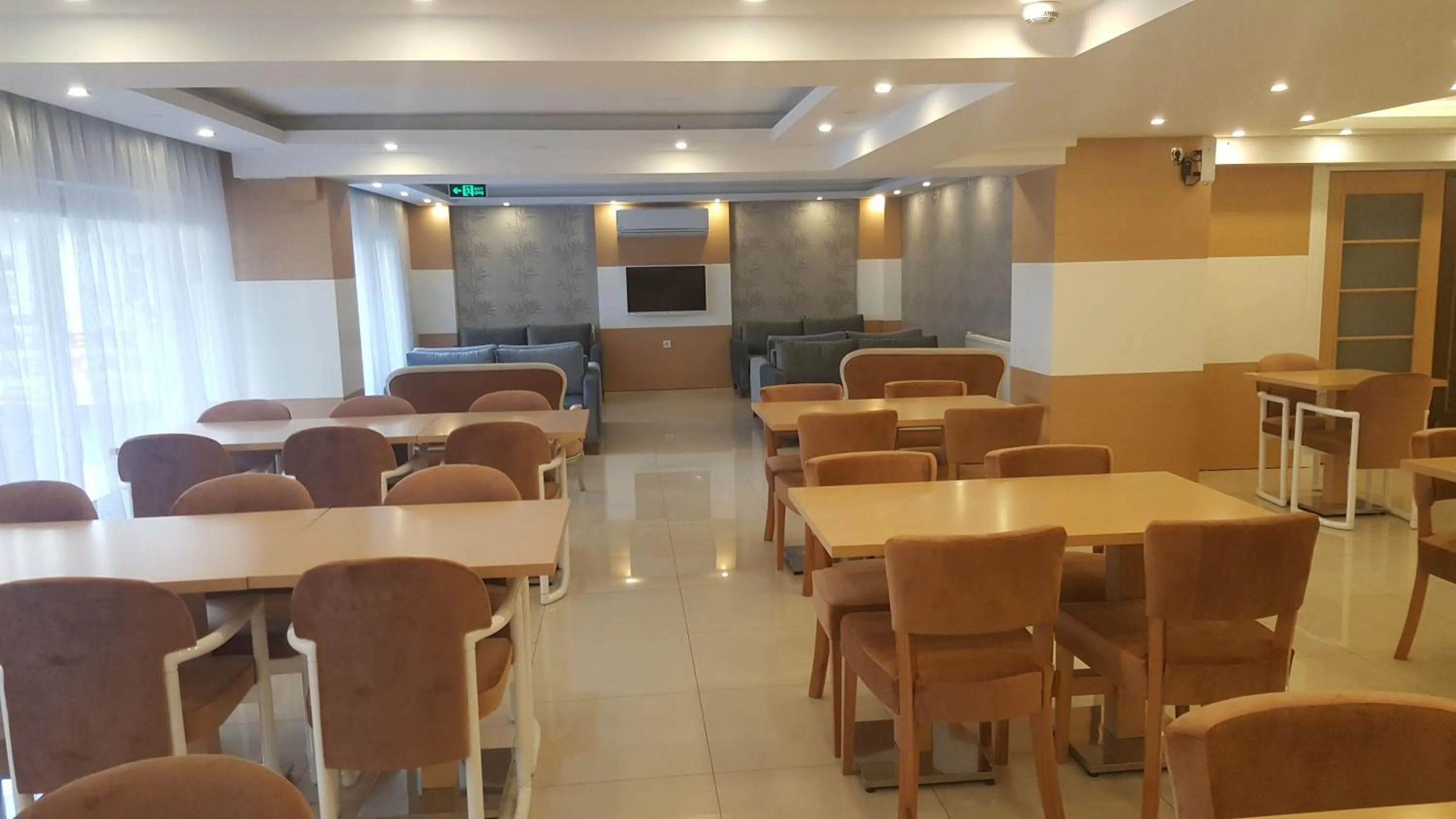 Communal lounge/ TV room in Hotel Kabacam Aydin