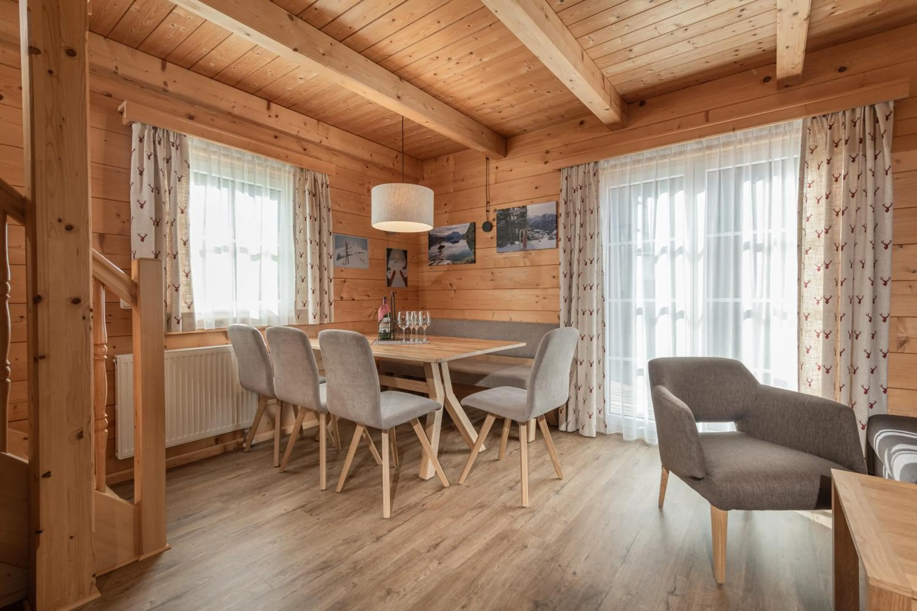 Dining area in AlpenParks Hagan Lodge Altaussee