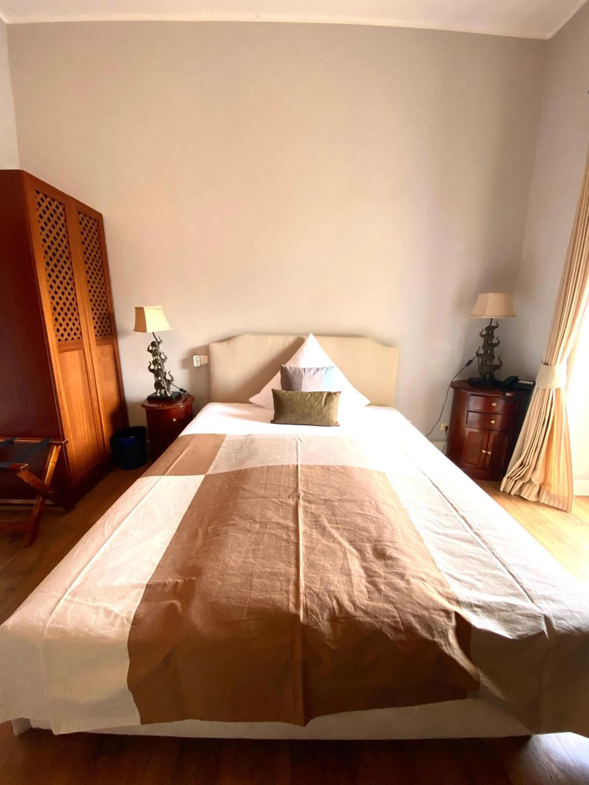 Photo of the whole room, Bed in Das Nikolai Hotel