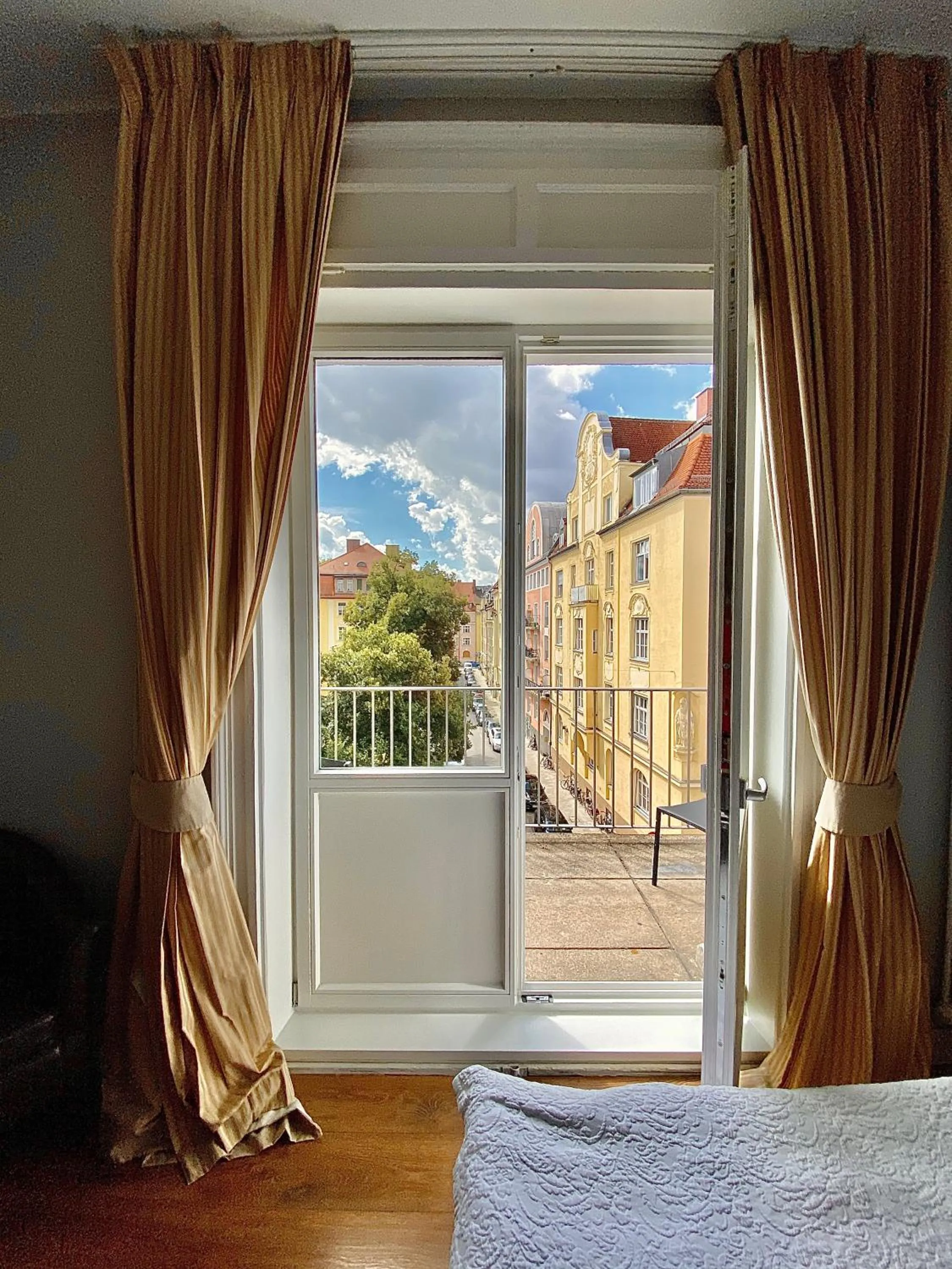 Quiet street view, Bed in Das Nikolai Hotel