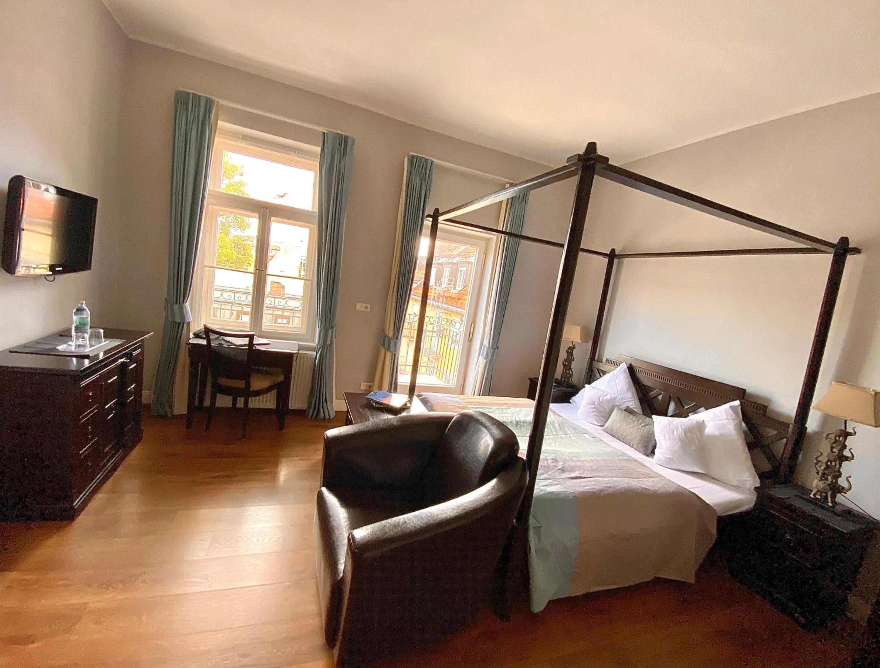 Photo of the whole room, Bed in Das Nikolai Hotel