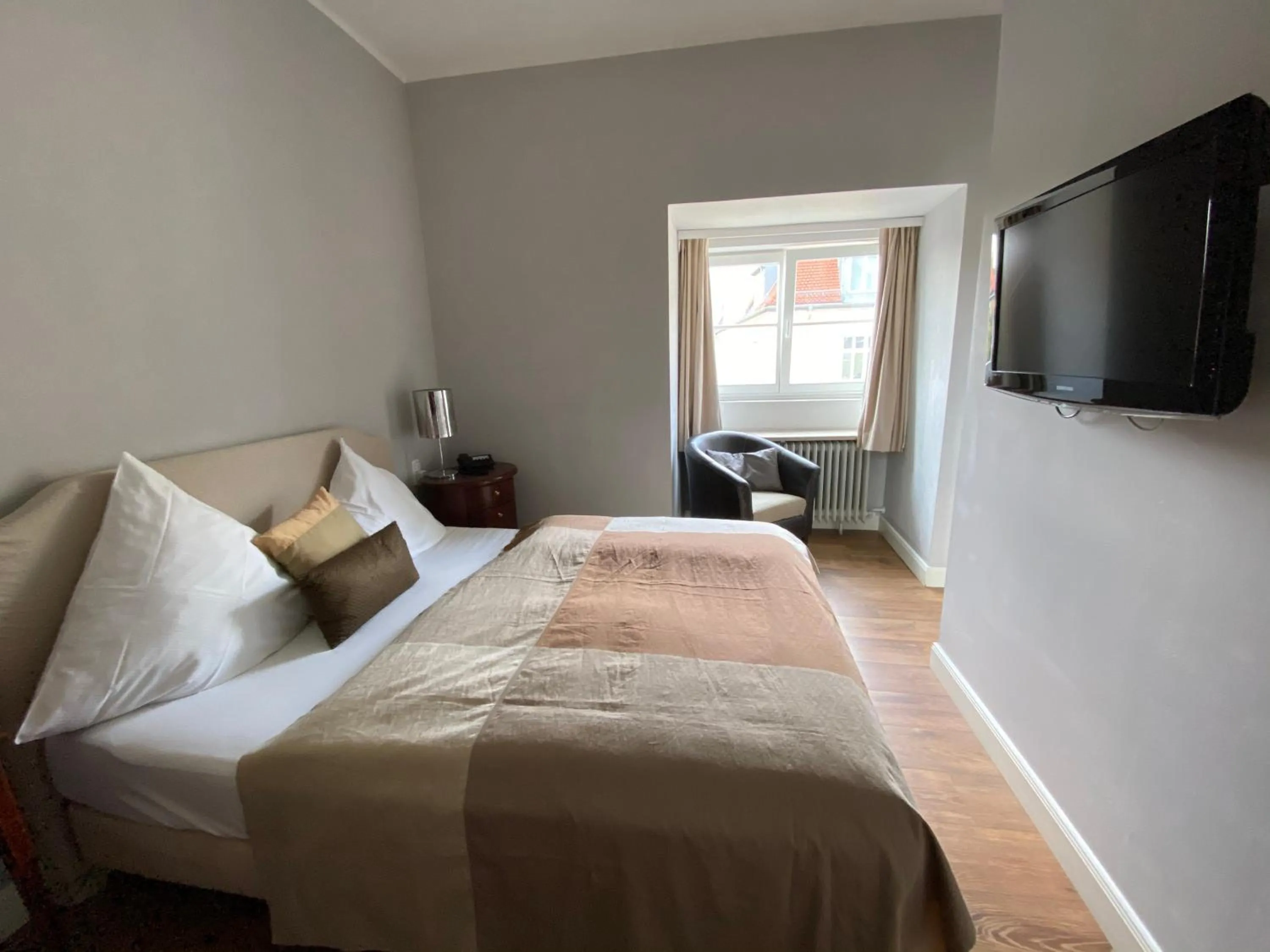 Photo of the whole room, Bed in Das Nikolai Hotel