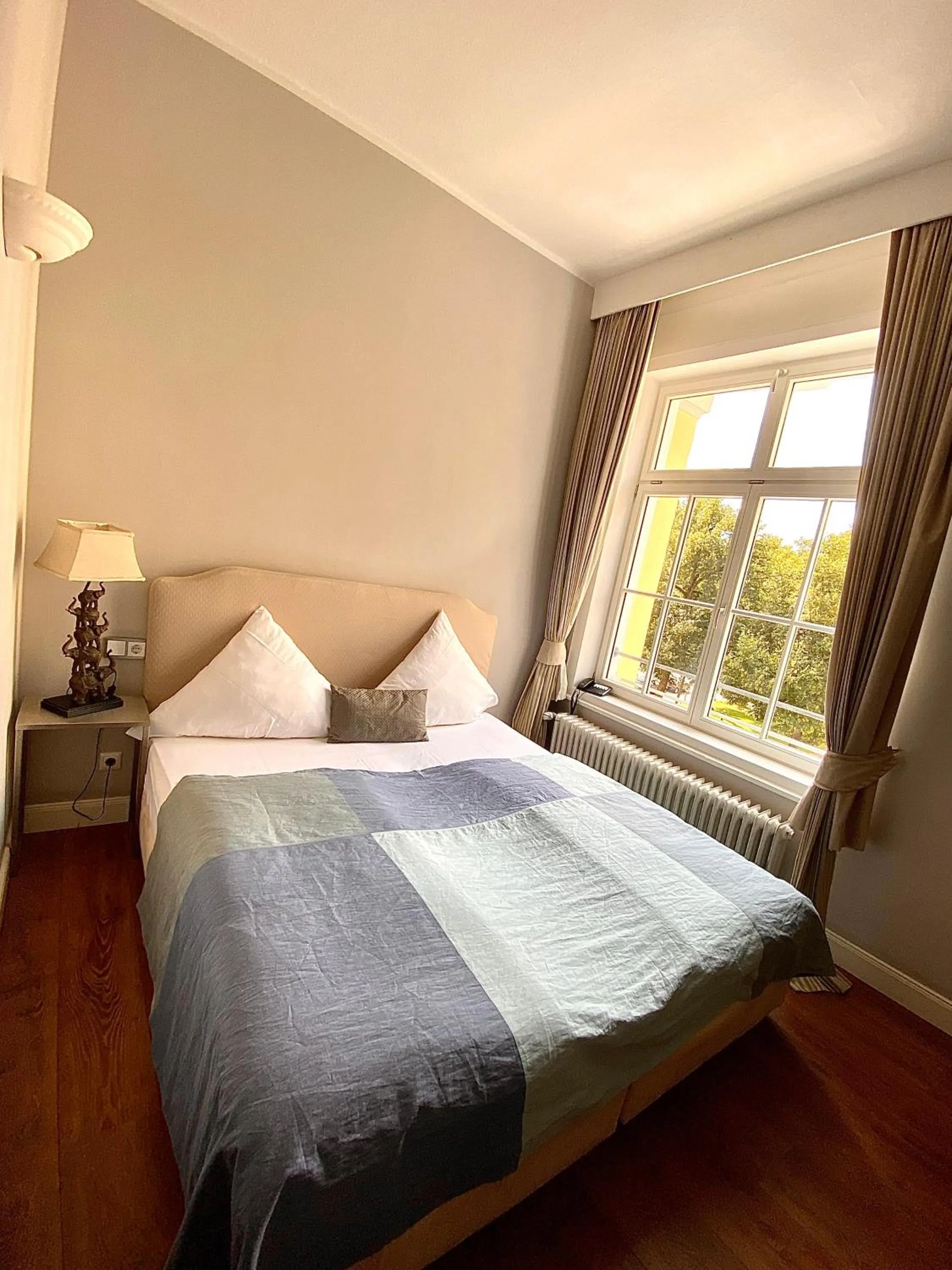 Photo of the whole room, Bed in Das Nikolai Hotel