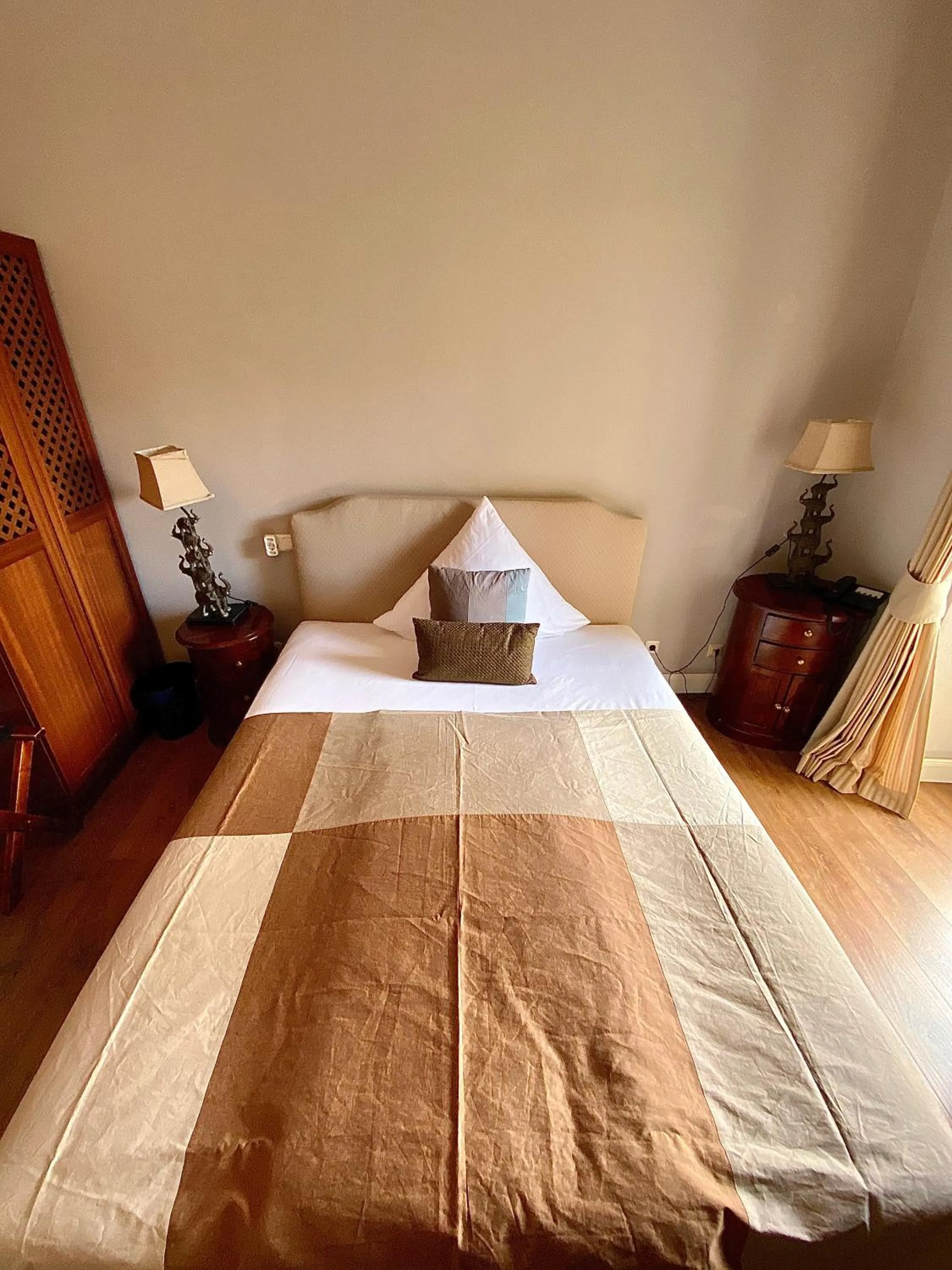 Photo of the whole room, Bed in Das Nikolai Hotel