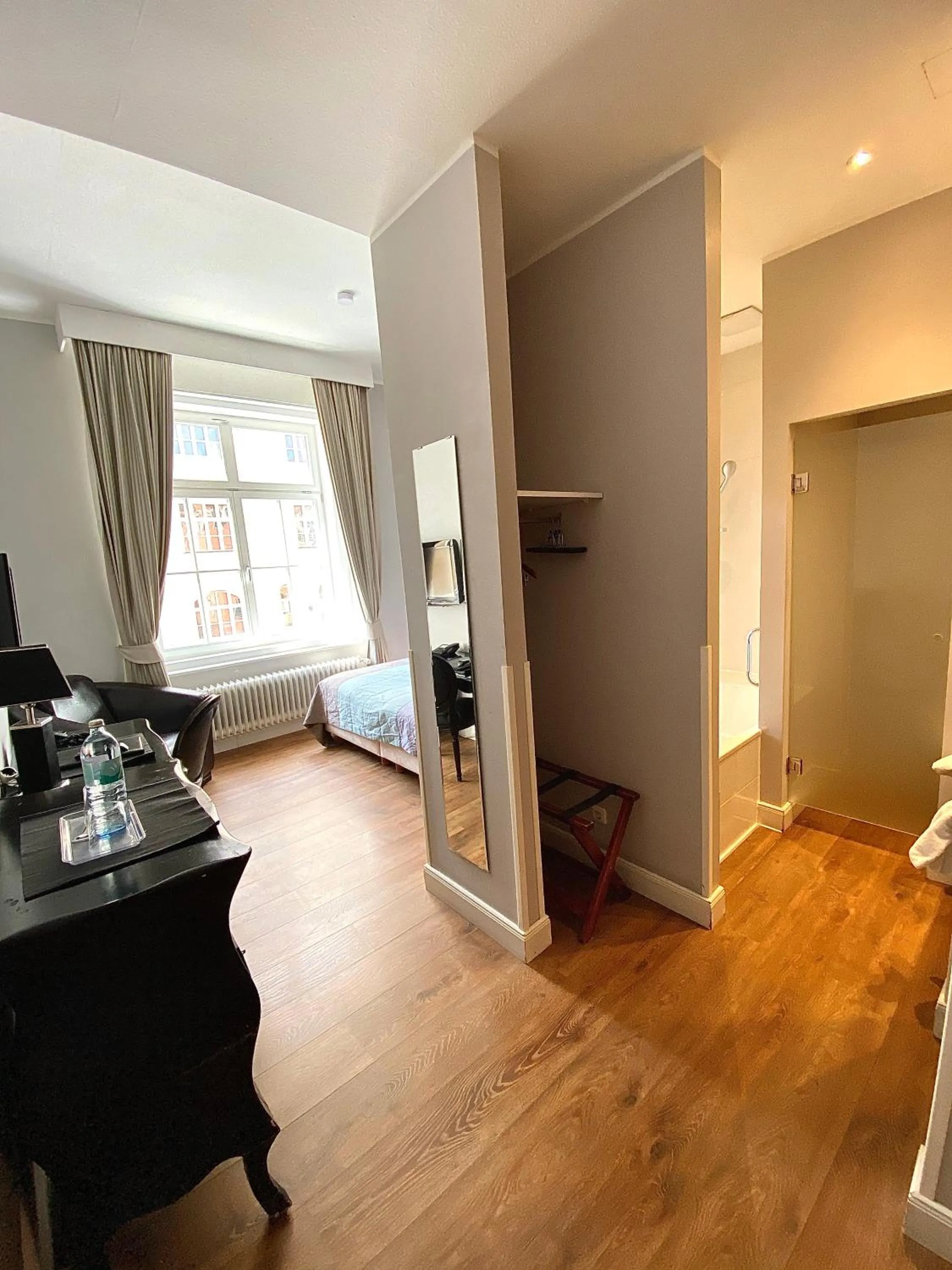 Photo of the whole room, Bed in Das Nikolai Hotel