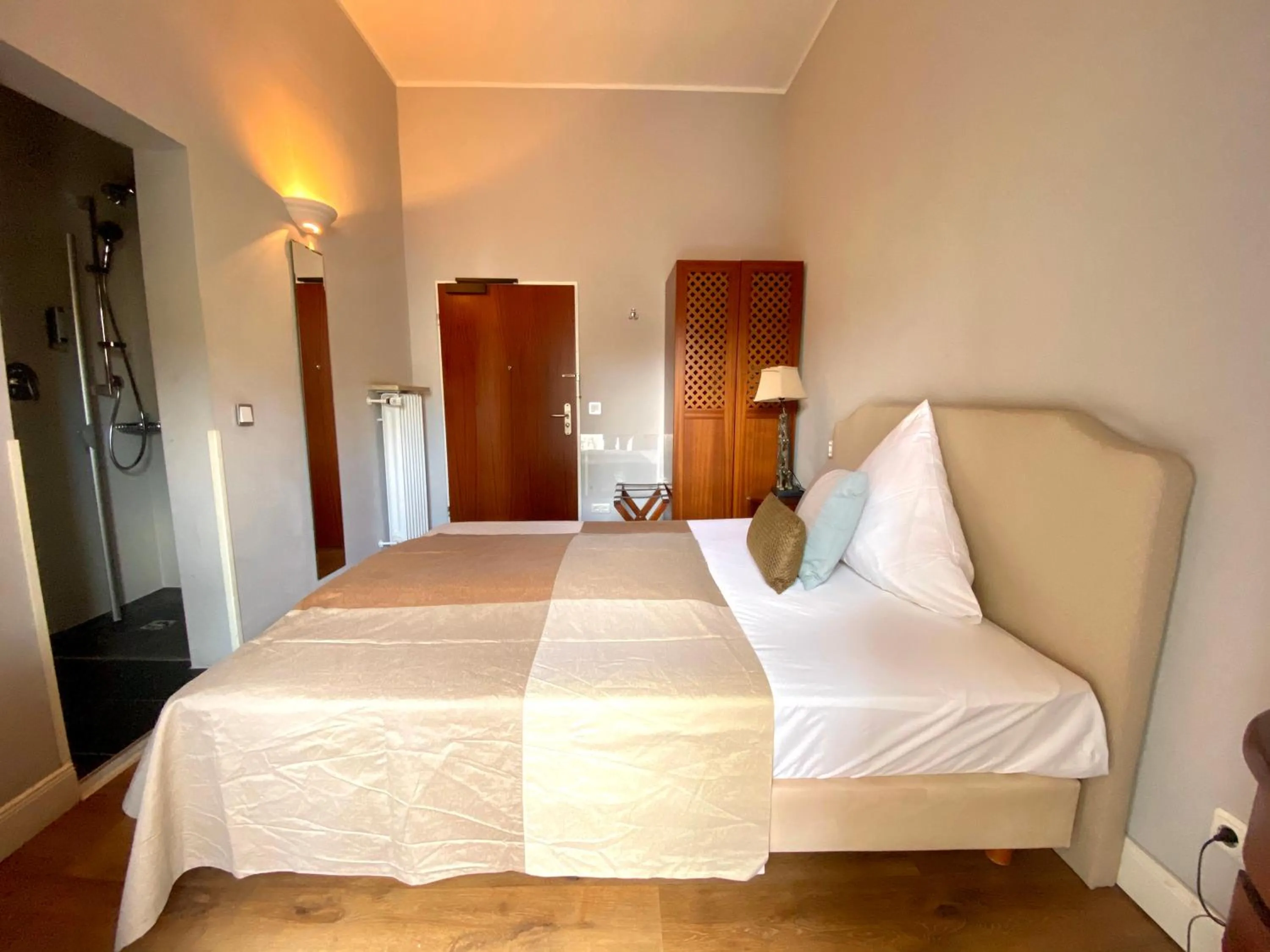 Photo of the whole room, Bed in Das Nikolai Hotel