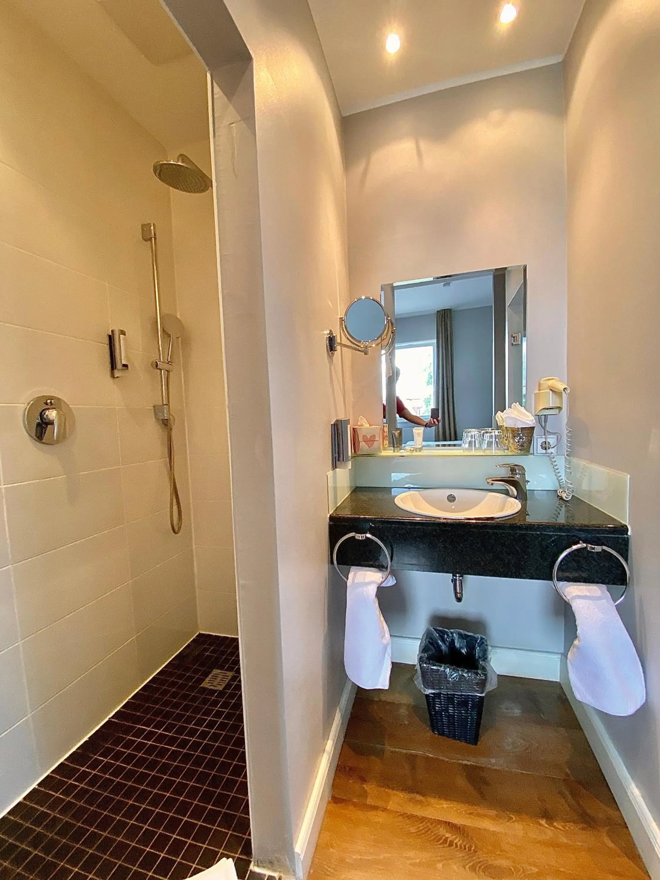 Bathroom in Das Nikolai Hotel