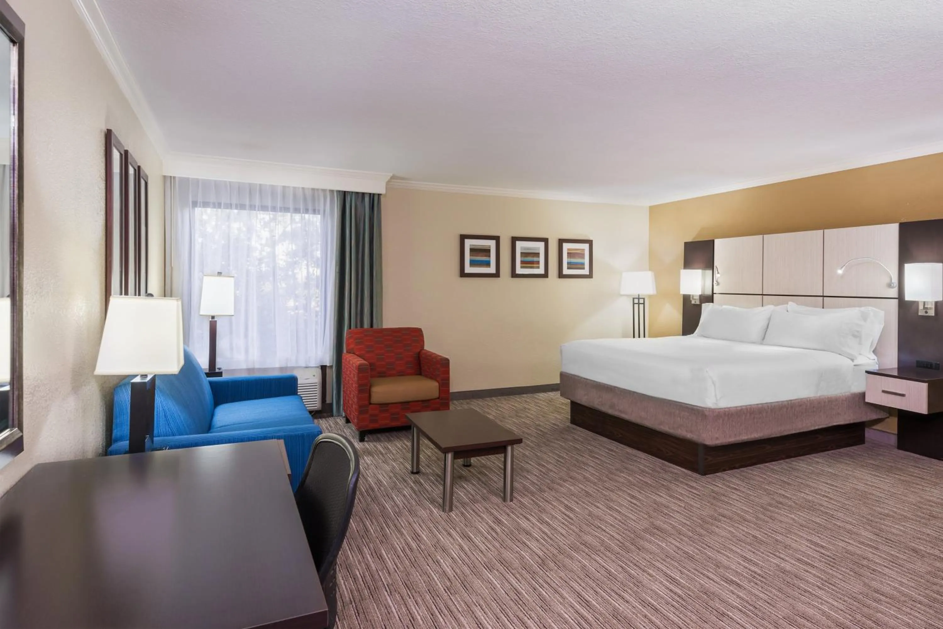 Photo of the whole room, Bed in Holiday Inn Express Hotel & Suites Ft. Lauderdale-Plantation by IHG