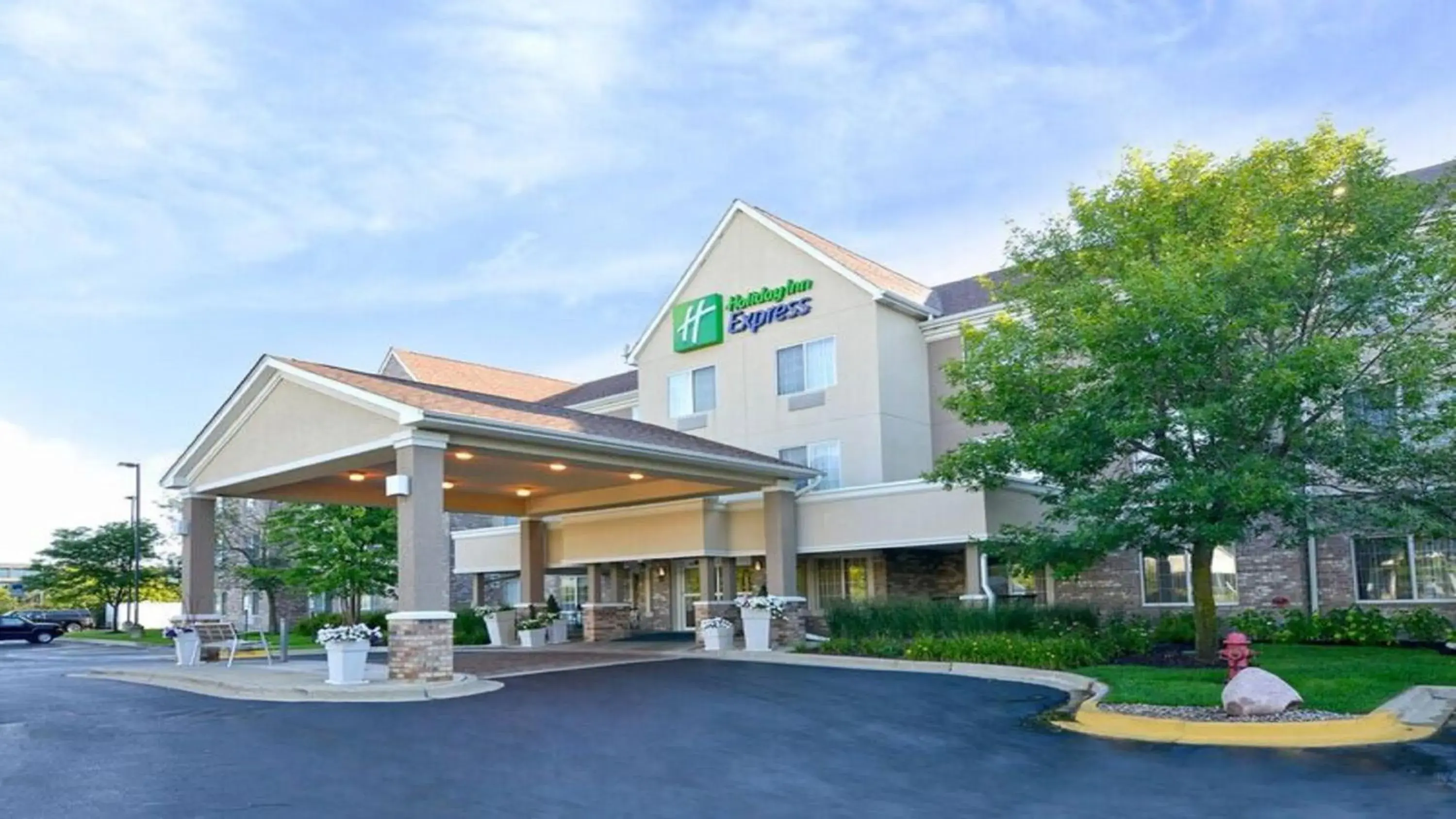 Property building in Holiday Inn Express & Suites Chicago-Deerfield Lincolnshire by IHG Property building in Holiday Inn Express & Suites Chicago-Deerfield Lincolnshire by IHG