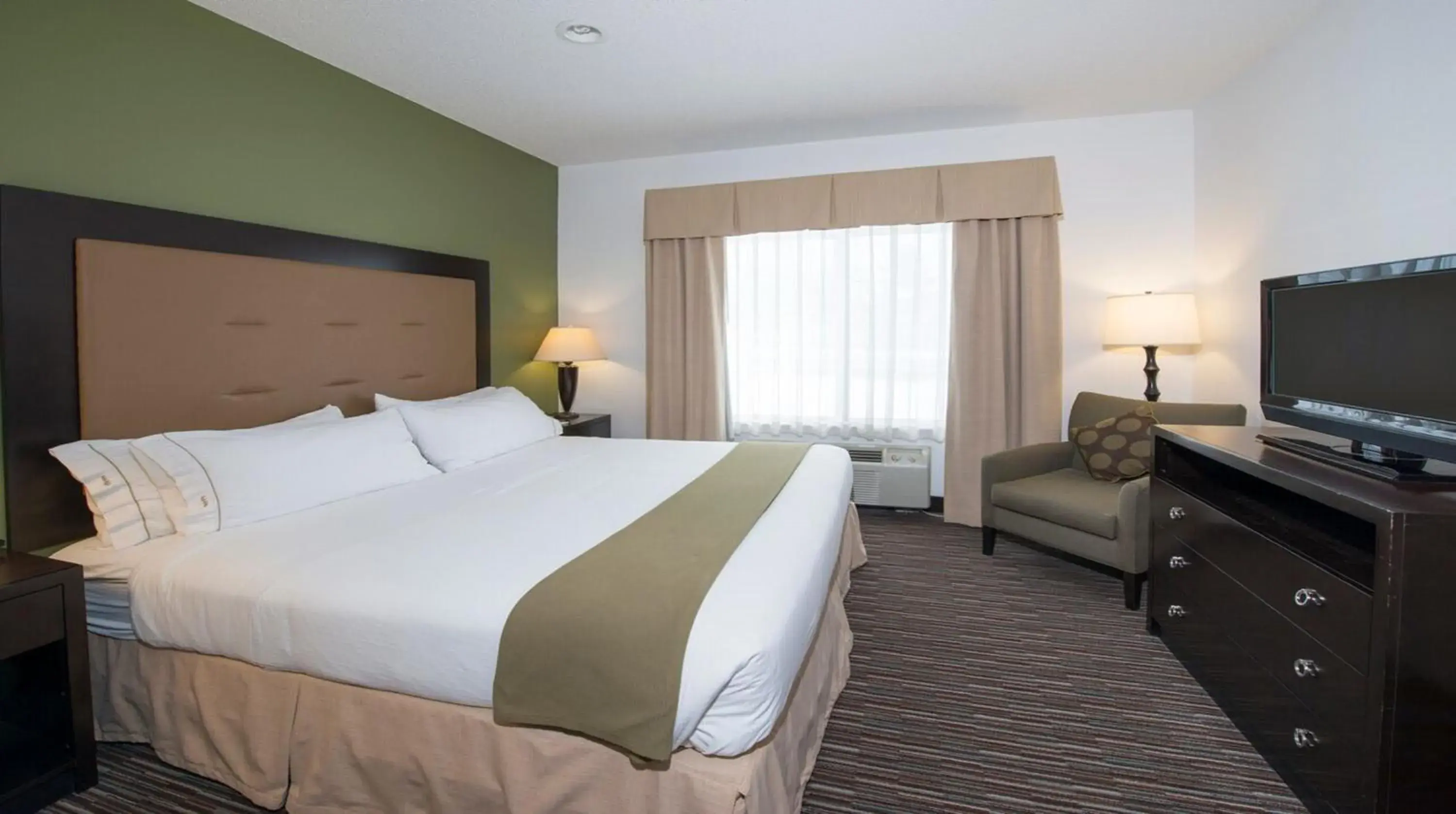 Photo of the whole room, Bed in Holiday Inn Express & Suites Chicago-Deerfield Lincolnshire by IHG Photo of the whole room, Bed in Holiday Inn Express & Suites Chicago-Deerfield Lincolnshire by IHG