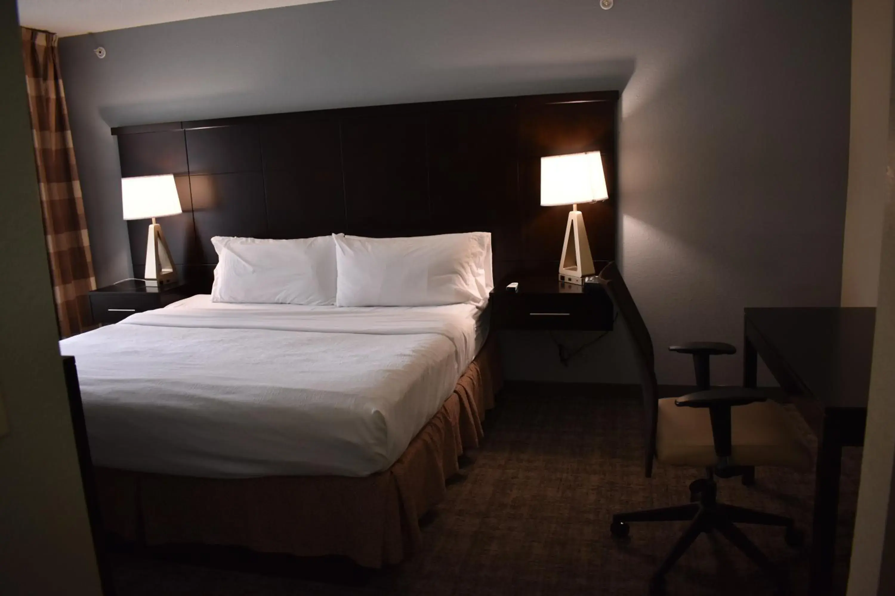 Bedroom, Bed in Staybridge Suites Cranbury - South Brunswick by IHG Bedroom, Bed in Staybridge Suites Cranbury - South Brunswick by IHG