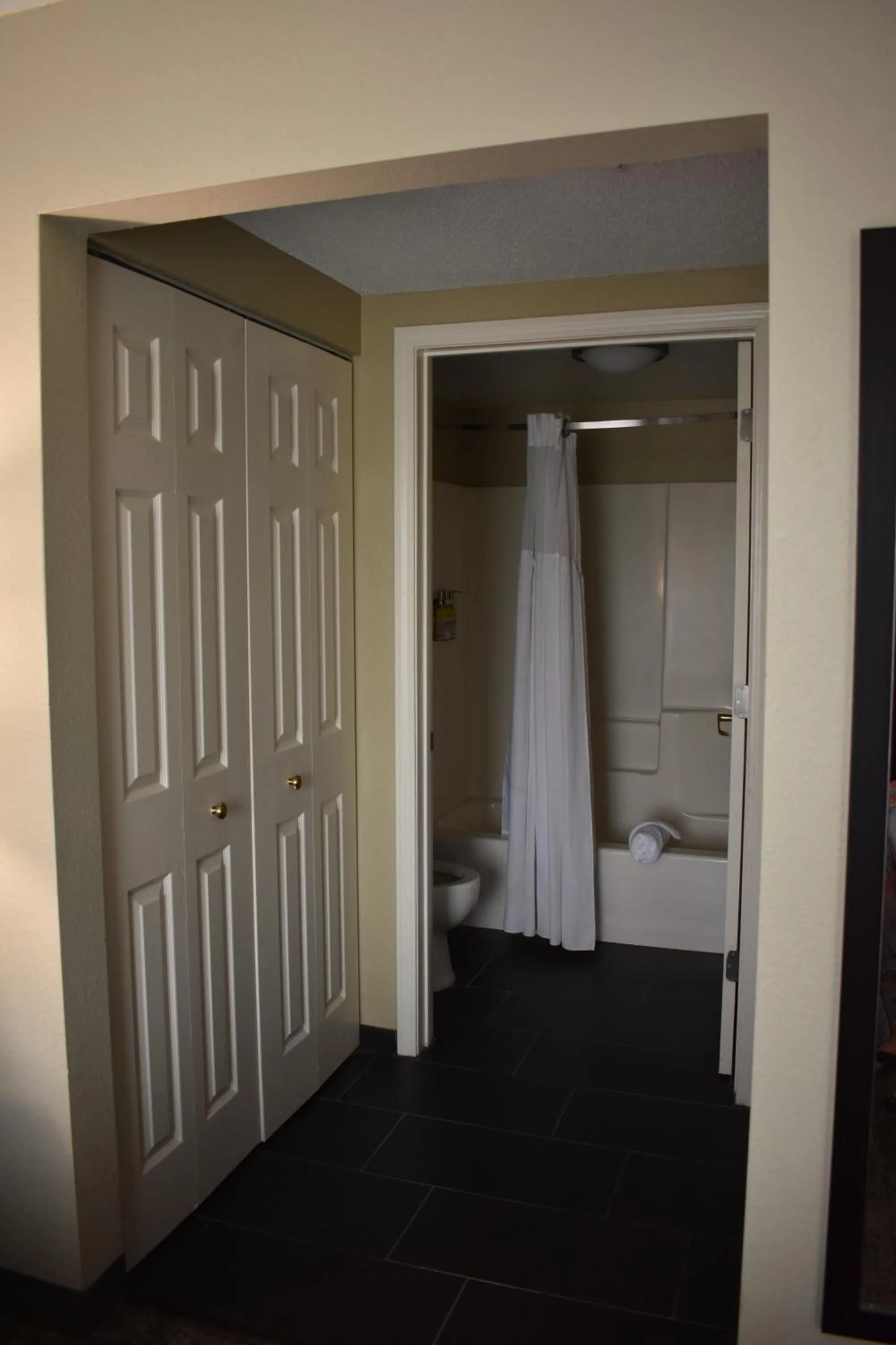 Bathroom, Bed in Staybridge Suites Cranbury - South Brunswick by IHG