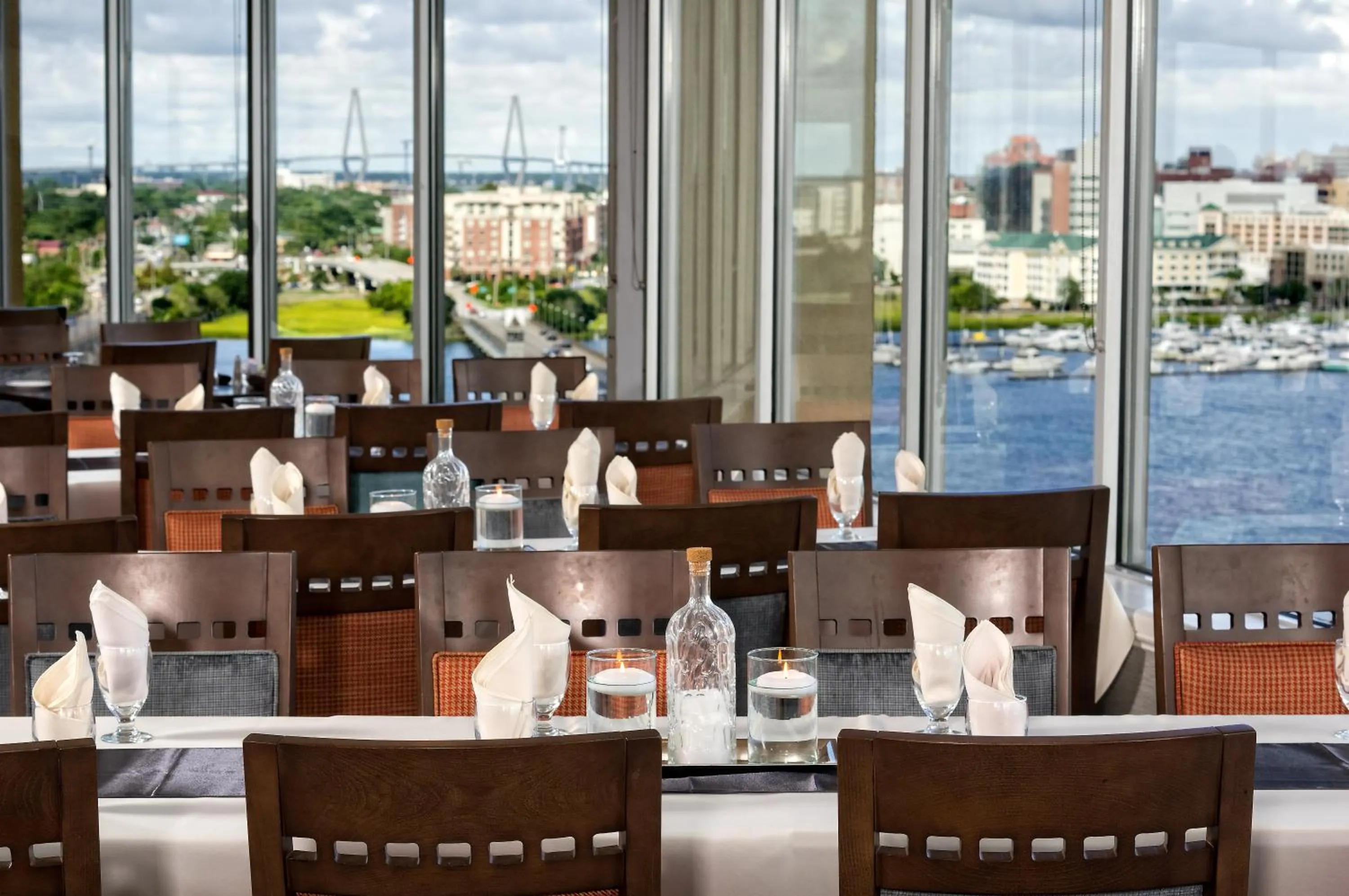 Restaurant/places to eat in Holiday Inn Charleston-Riverview by IHG