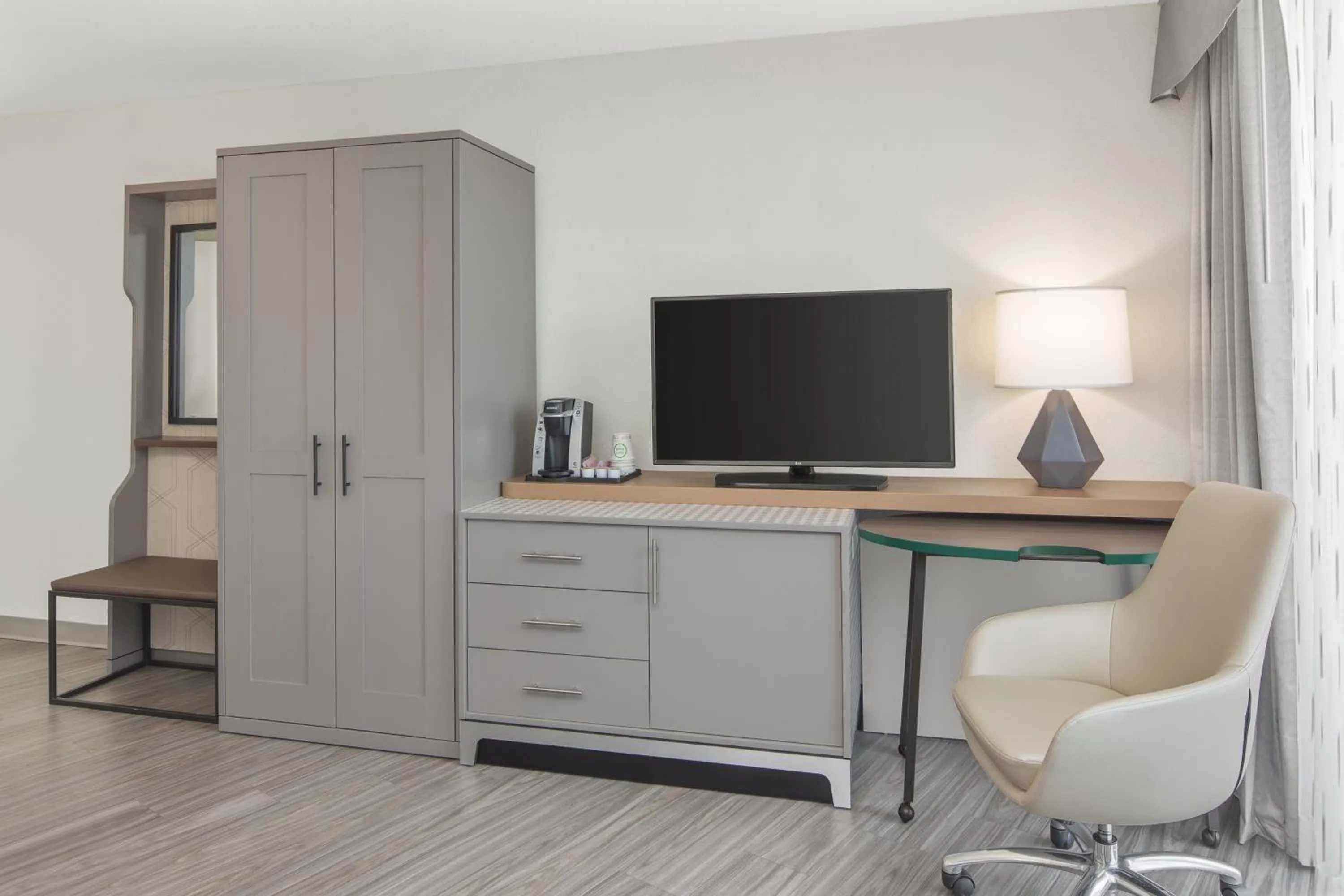 Photo of the whole room in Holiday Inn Charleston-Riverview by IHG