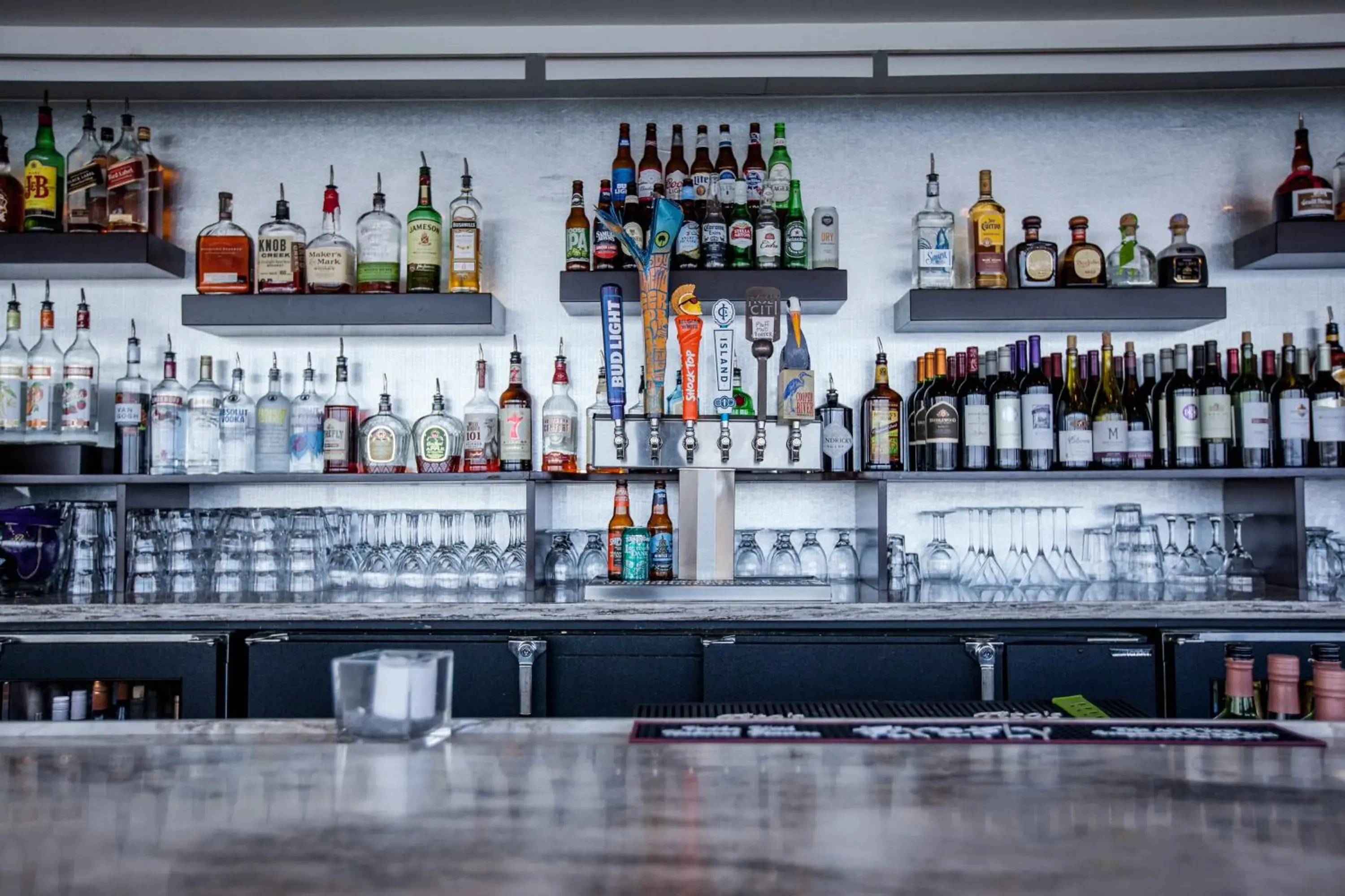 Lounge or bar in Holiday Inn Charleston-Riverview by IHG Lounge or bar in Holiday Inn Charleston-Riverview by IHG