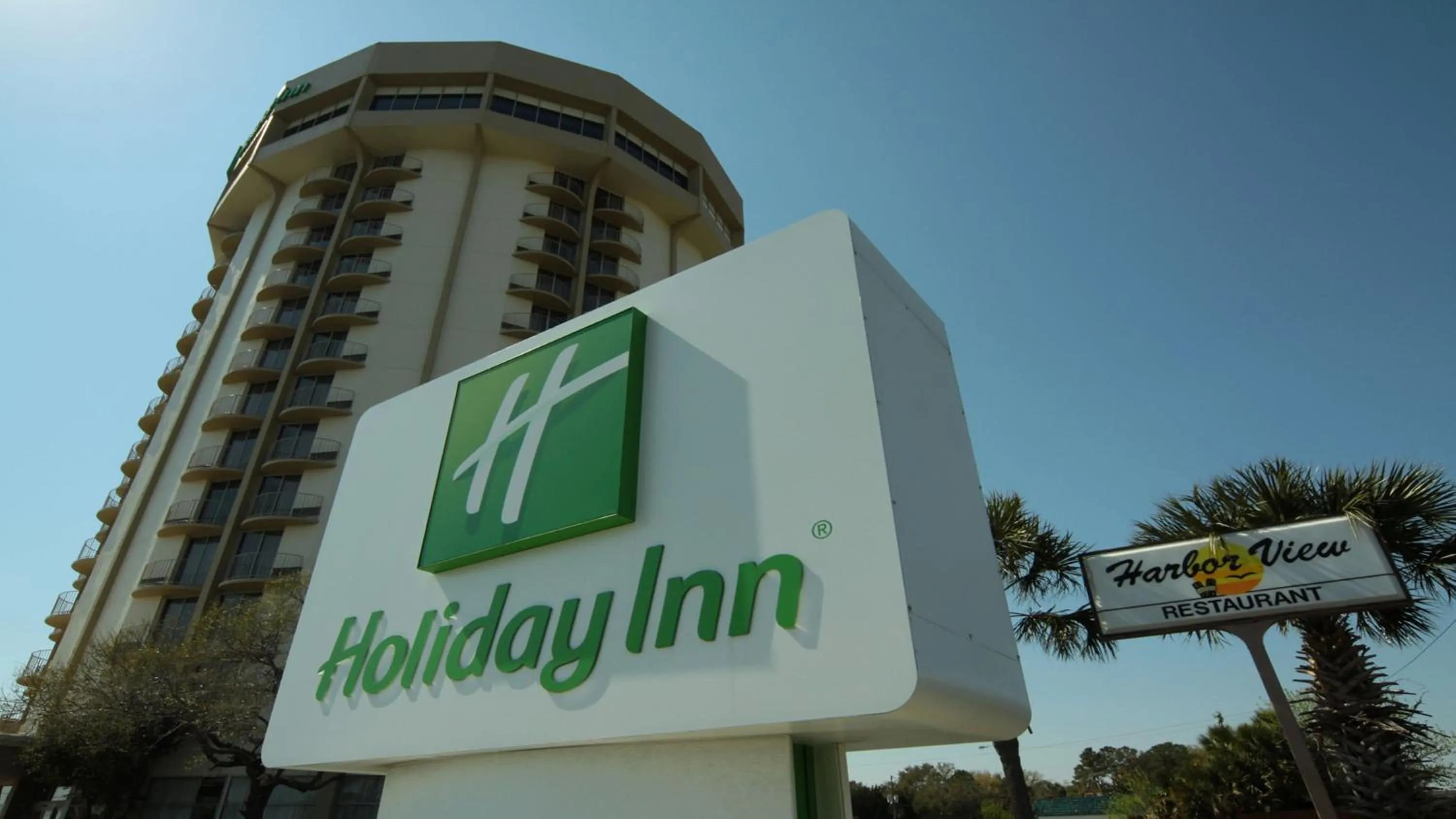 Property building in Holiday Inn Charleston-Riverview by IHG