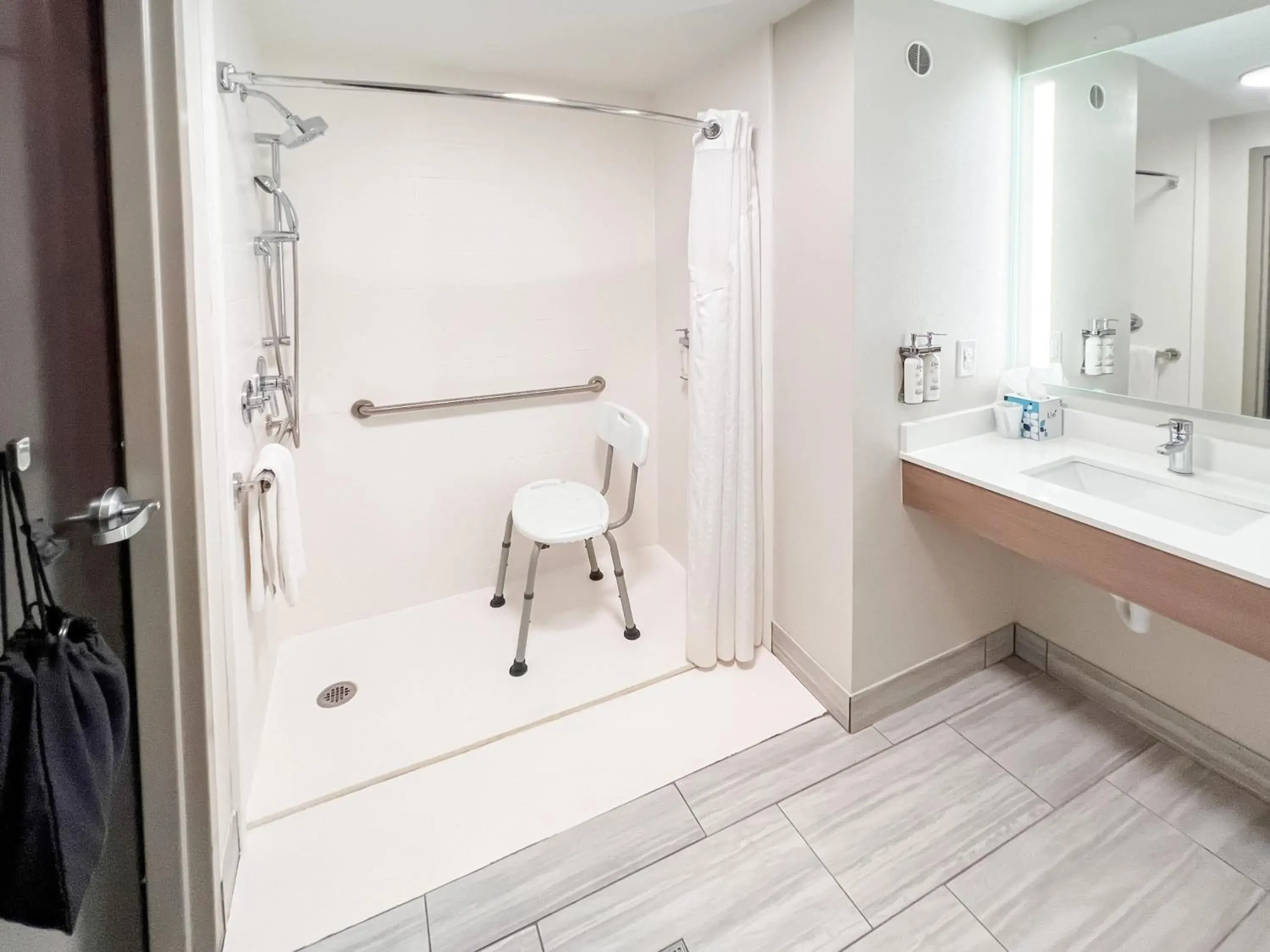 Photo of the whole room in Holiday Inn Express Hotel & Suites Kodak East-Sevierville by IHG Photo of the whole room in Holiday Inn Express Hotel & Suites Kodak East-Sevierville by IHG