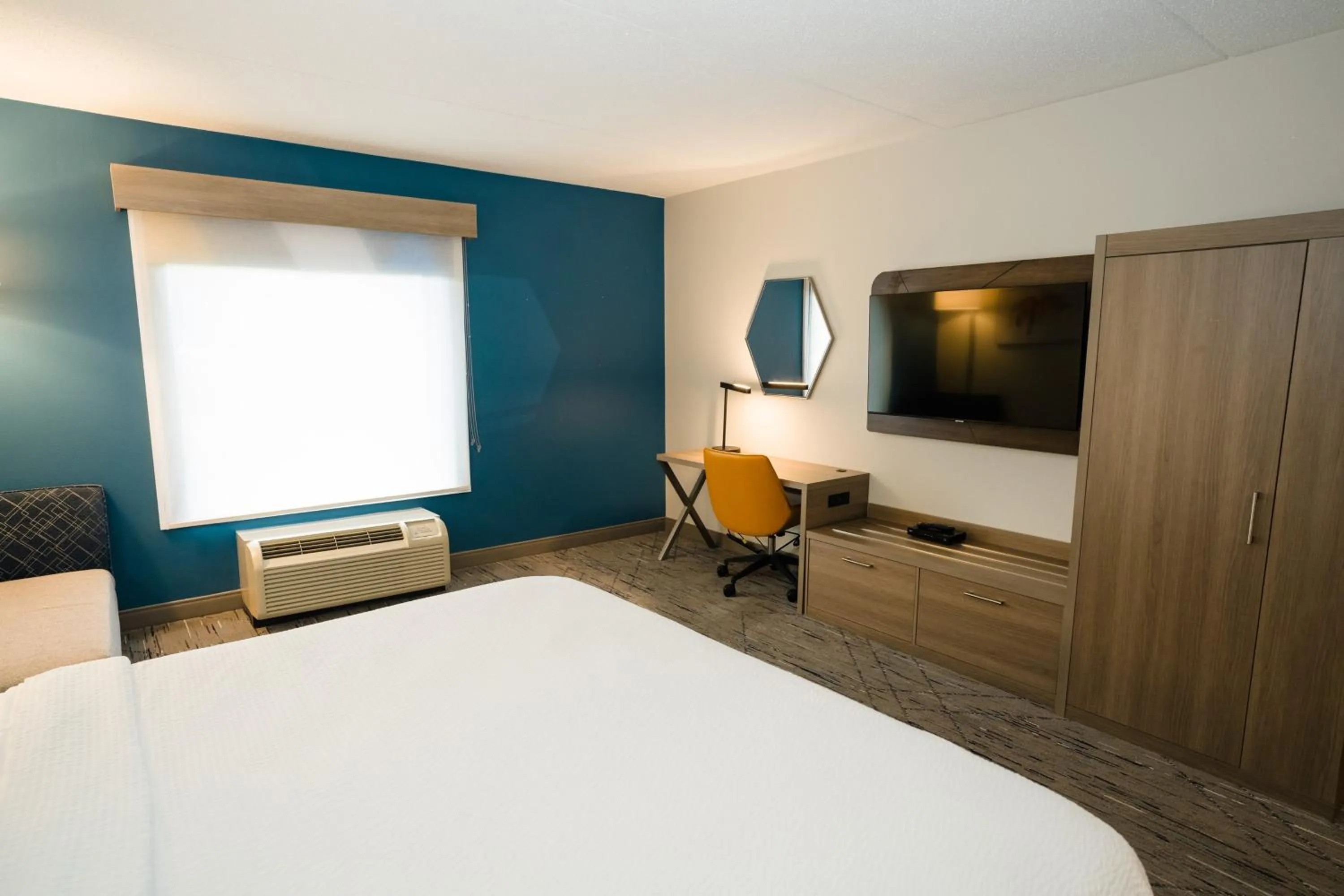 Photo of the whole room, Bed in Holiday Inn Express Hotel & Suites Kodak East-Sevierville by IHG