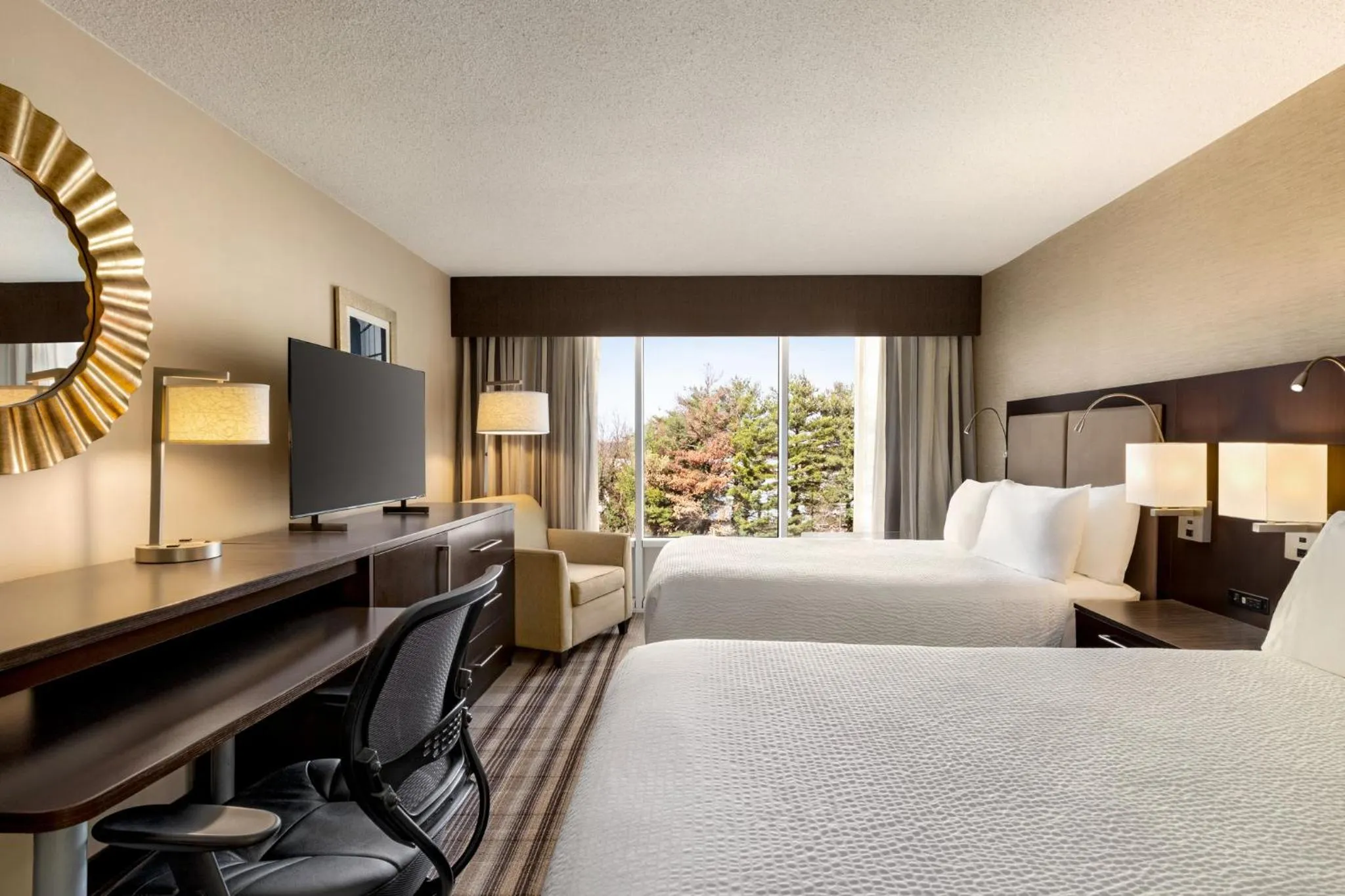 Photo of the whole room, Bed in Holiday Inn Gaithersburg by IHG