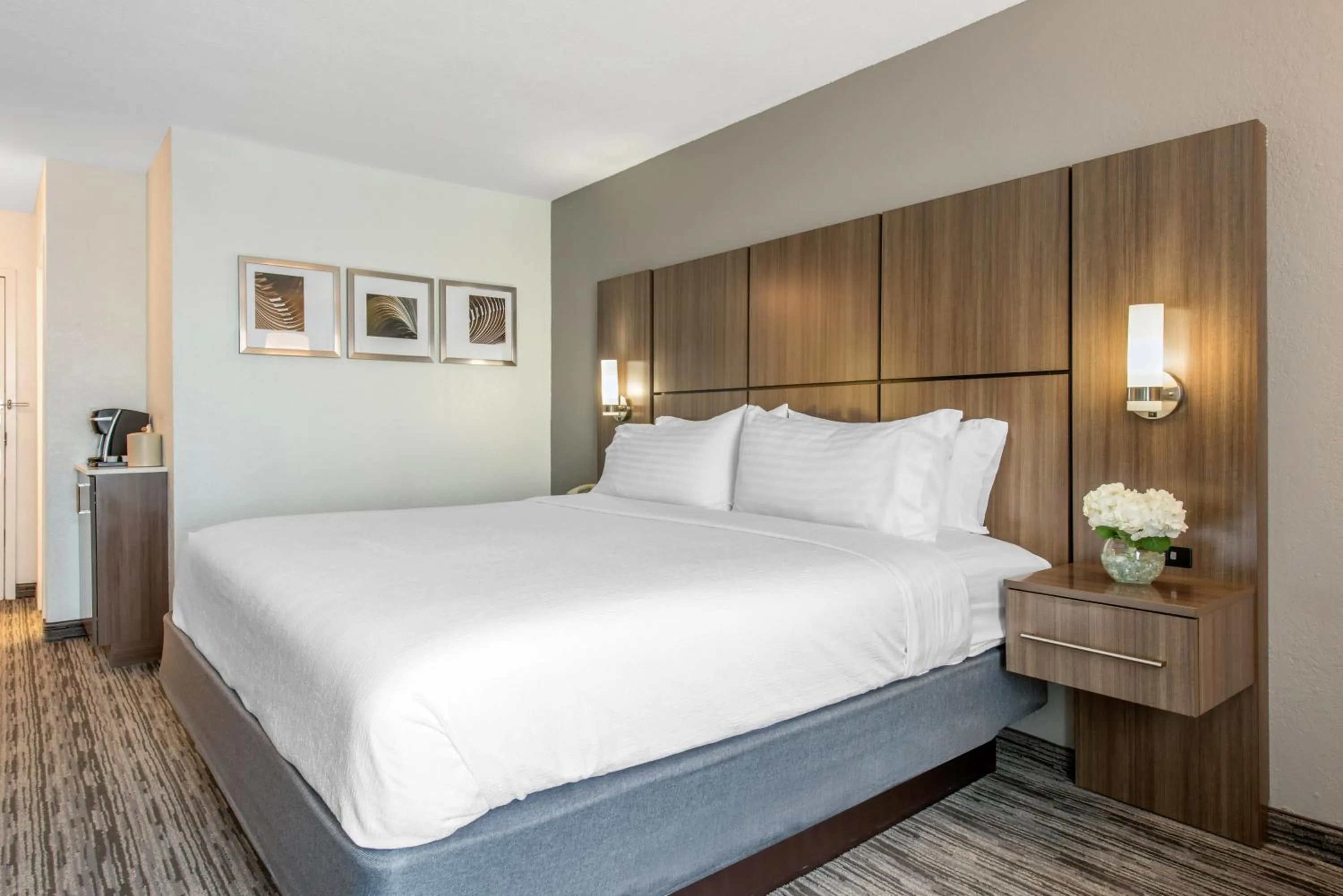 Coffee/tea facilities, Bed in Holiday Inn Melbourne-Viera Conference Ctr by IHG