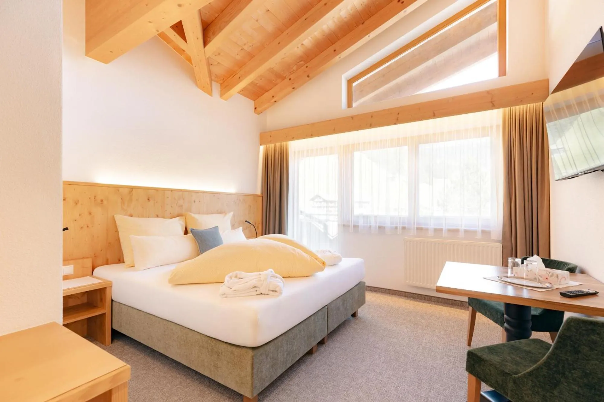 Bedroom, Bed in Hotel Pinzger Tux