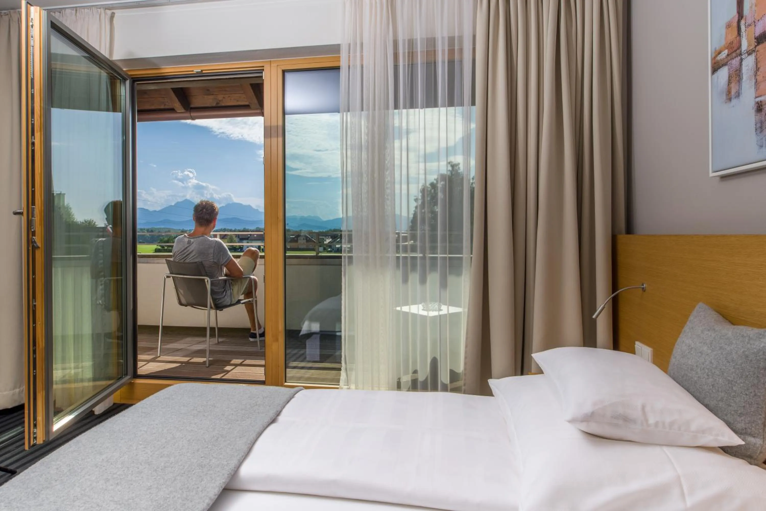 Garden view, Bed in Hotel-Restaurant Ammerhauser