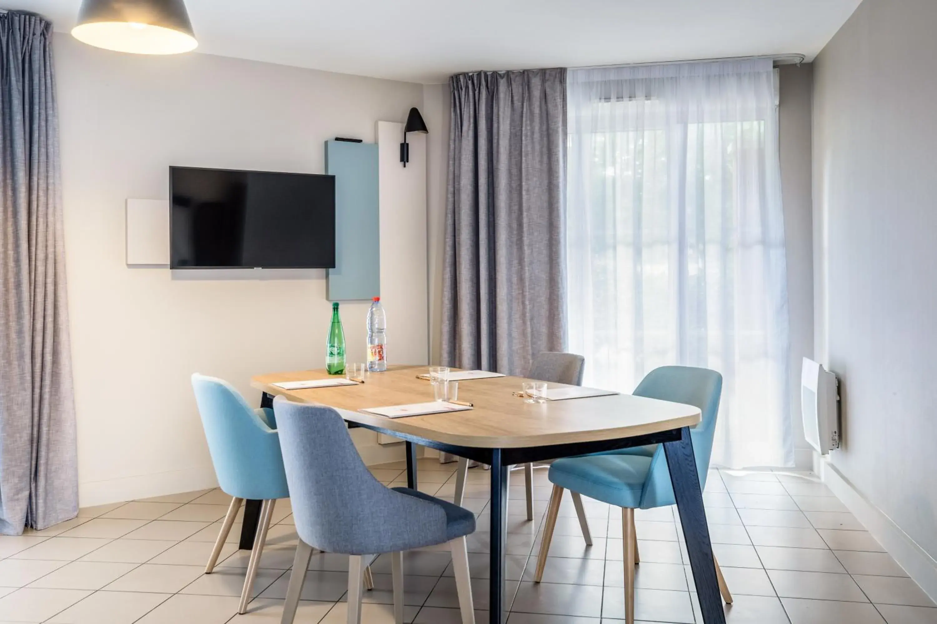 Meeting/conference room, Dining Area in Appart'City Confort Versailles Bois d'Arcy (Ex Park&Suites)