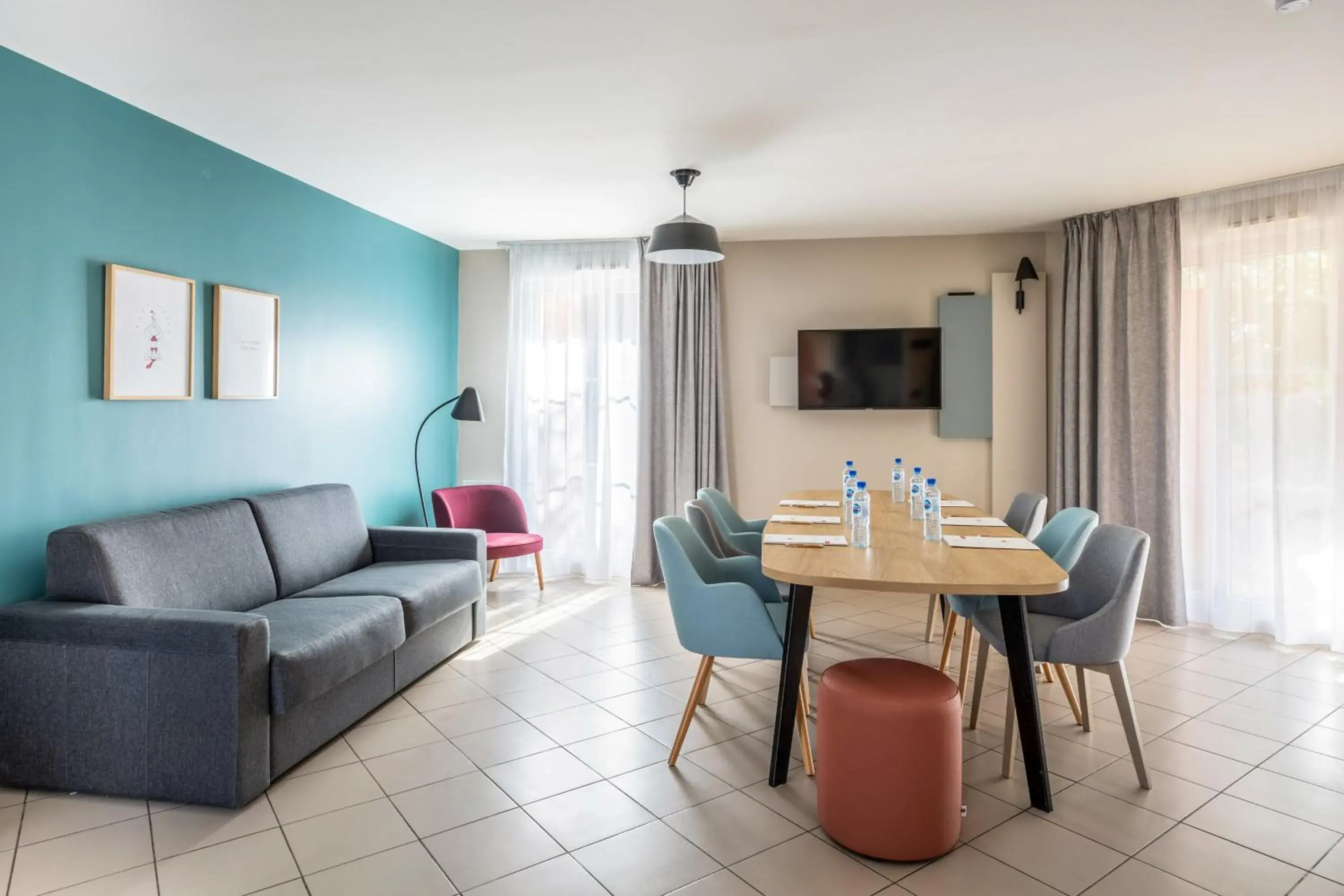 TV and multimedia in Appart'City Confort Versailles Bois d'Arcy (Ex Park&Suites)