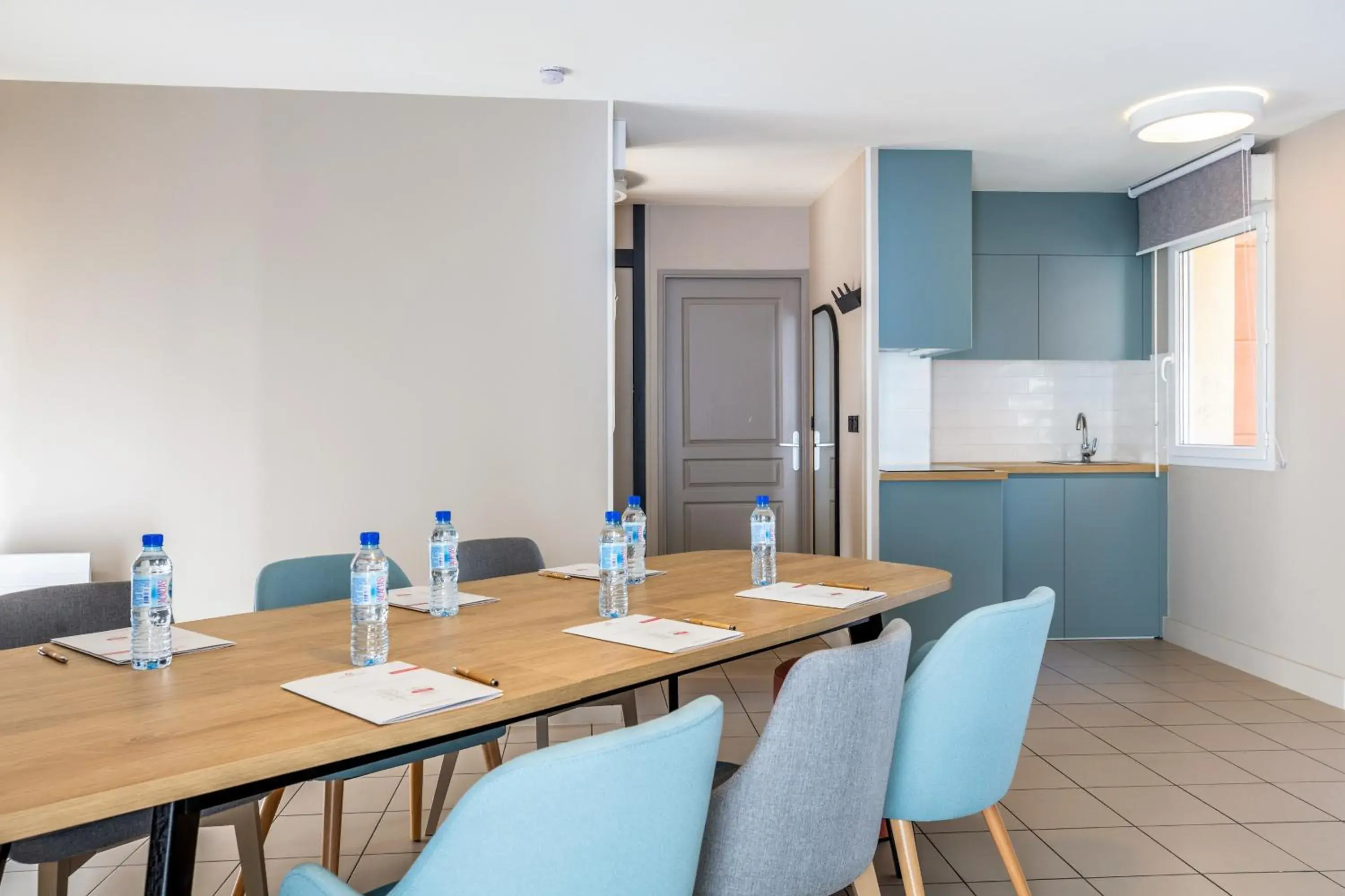 Kitchen or kitchenette in Appart'City Confort Versailles Bois d'Arcy (Ex Park&Suites)