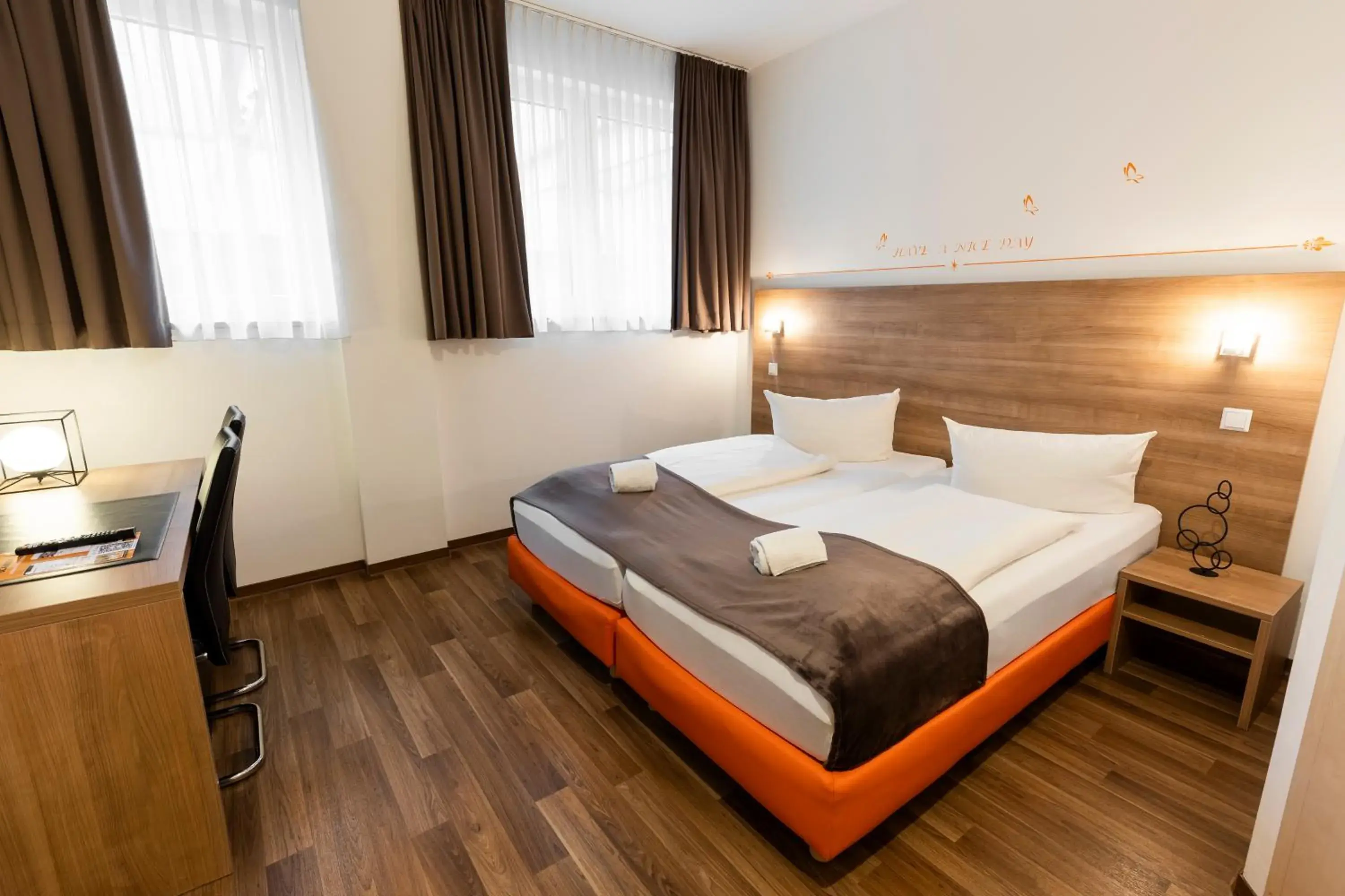 Comfort Double Room in Orange Hotel und Apartments Comfort Double Room in Orange Hotel und Apartments