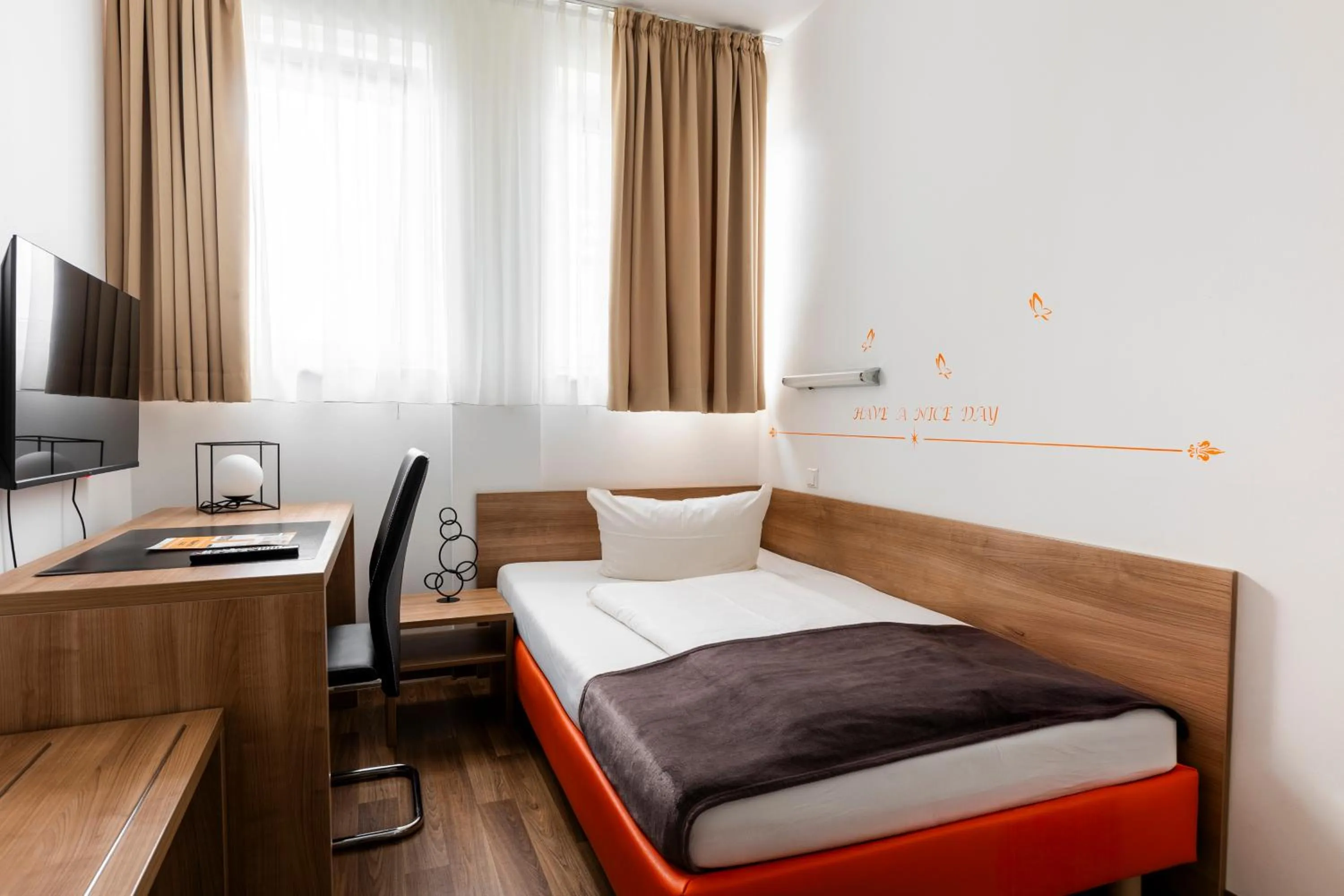 Bed in Orange Hotel und Apartments