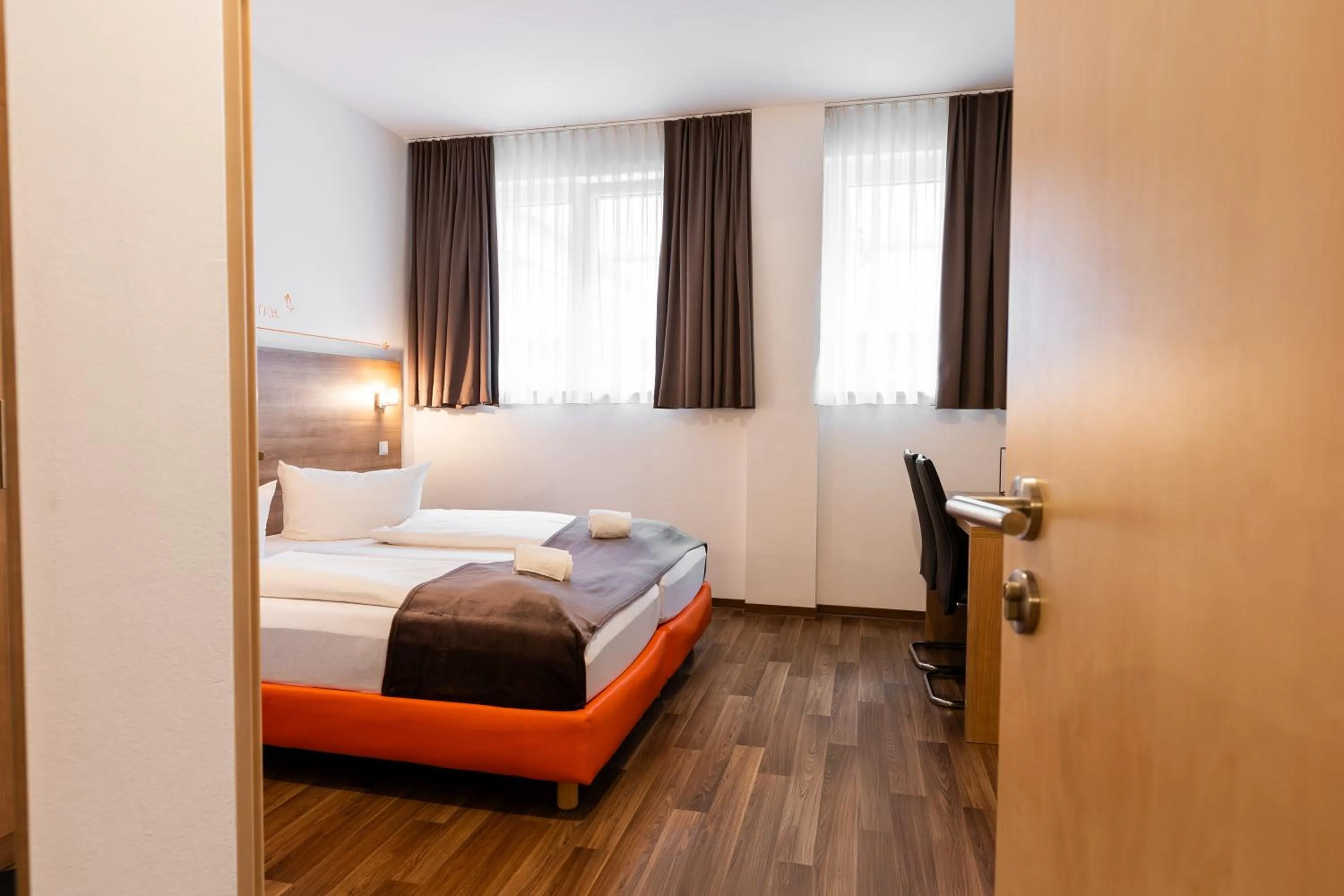 Bed in Orange Hotel und Apartments