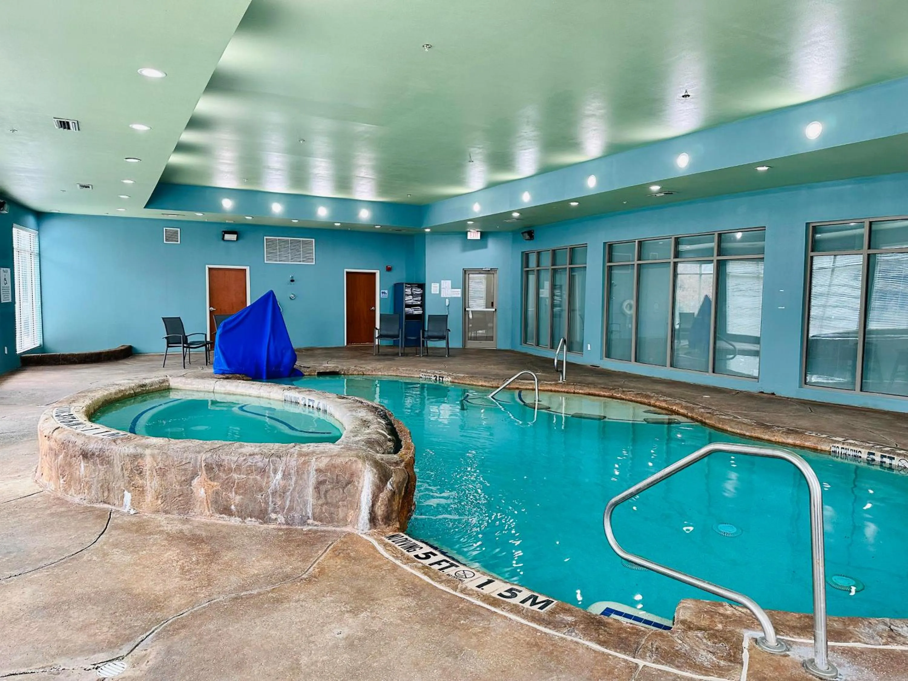 Swimming pool in Holiday Inn Express Hotel & Suites Mansfield by IHG