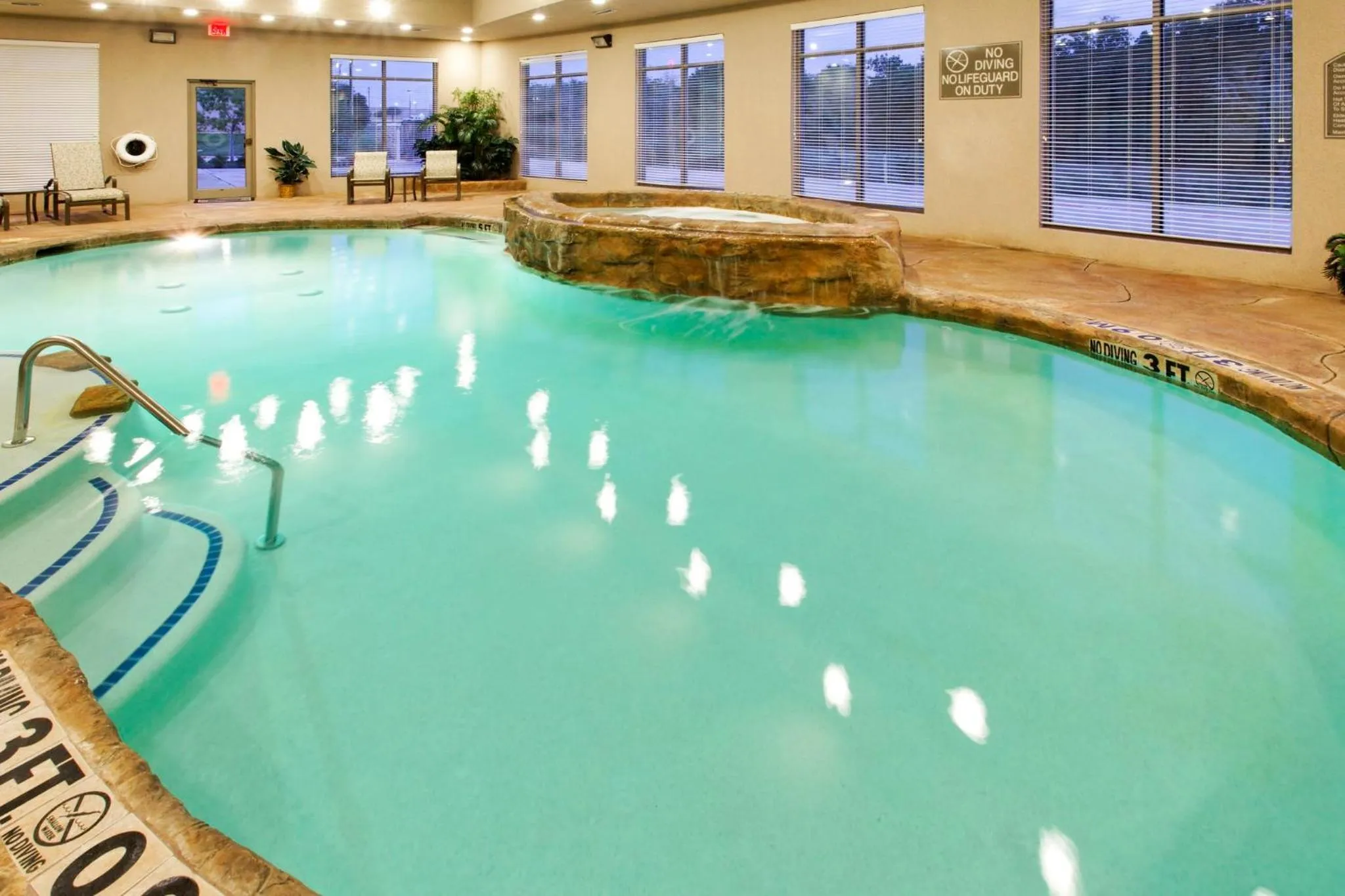 Swimming pool in Holiday Inn Express Hotel & Suites Mansfield by IHG